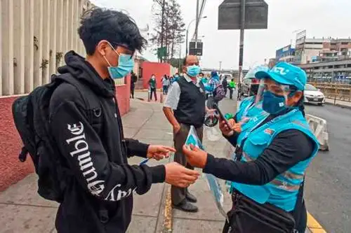 Orientadores hicieron entrega de estos implementos de bioseguridad con el objetivo de disminuir el riesgo de contagio del covid-19 durante la segunda vuelta electoral.