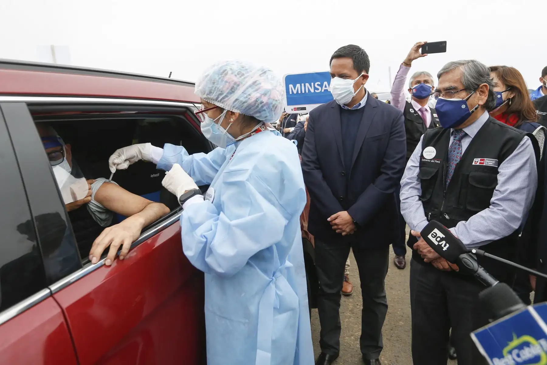 Ministro de Salud Óscar Ugarte supervisa la vacunación contra la covid-19 en el vacunacar del distrito de Magdalena del Mar. Foto: Minsa