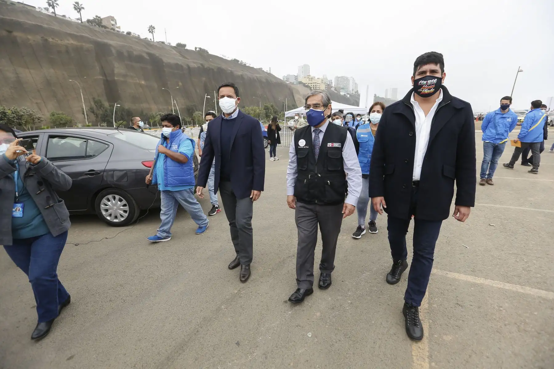 Ministro de Salud Óscar Ugarte supervisa la vacunación contra la covid-19 en el vacunacar del distrito de Magdalena del Mar. Foto: Minsa