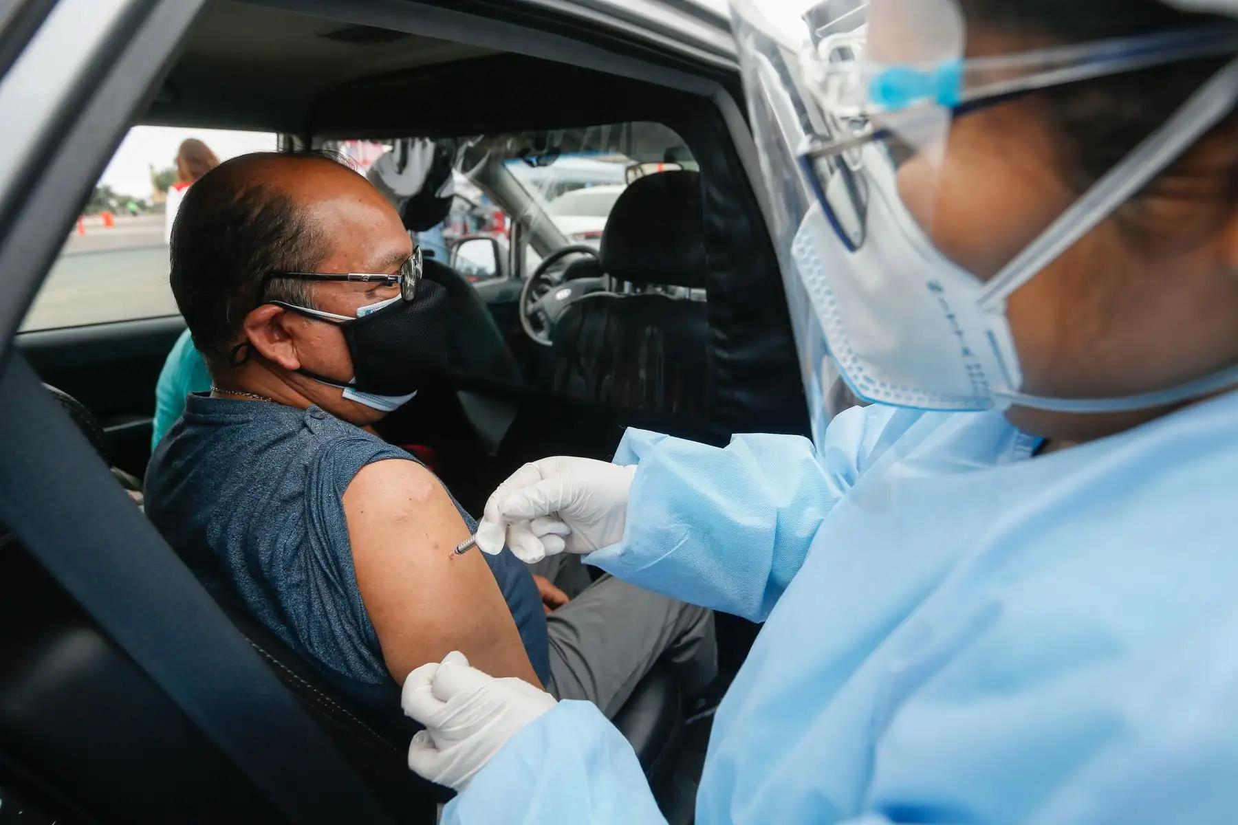 Ministro de Salud Óscar Ugarte supervisa la vacunación contra la covid-19 en el vacunacar del distrito de Magdalena del Mar. Foto: Minsa