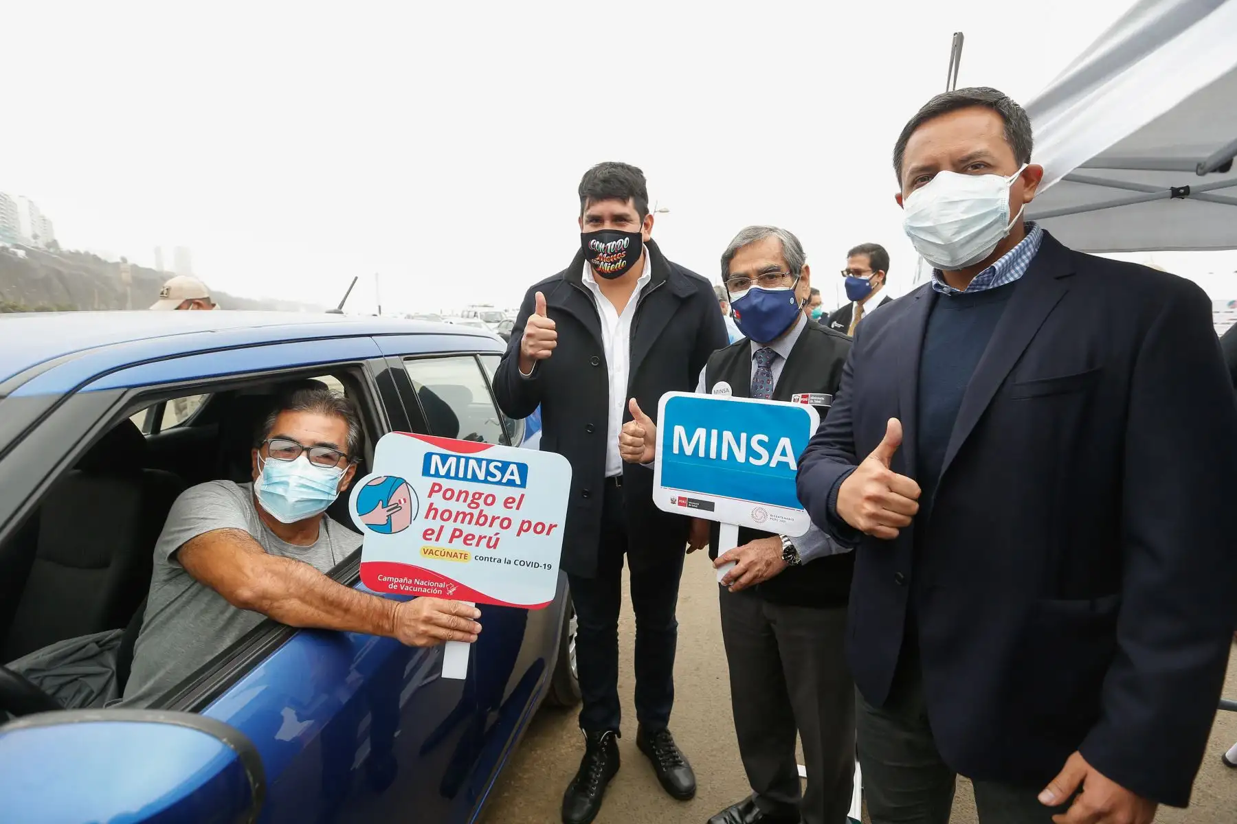 Ministro de Salud Óscar Ugarte supervisa la vacunación contra la covid-19 en el vacunacar del distrito de Magdalena del Mar. Foto: Minsa