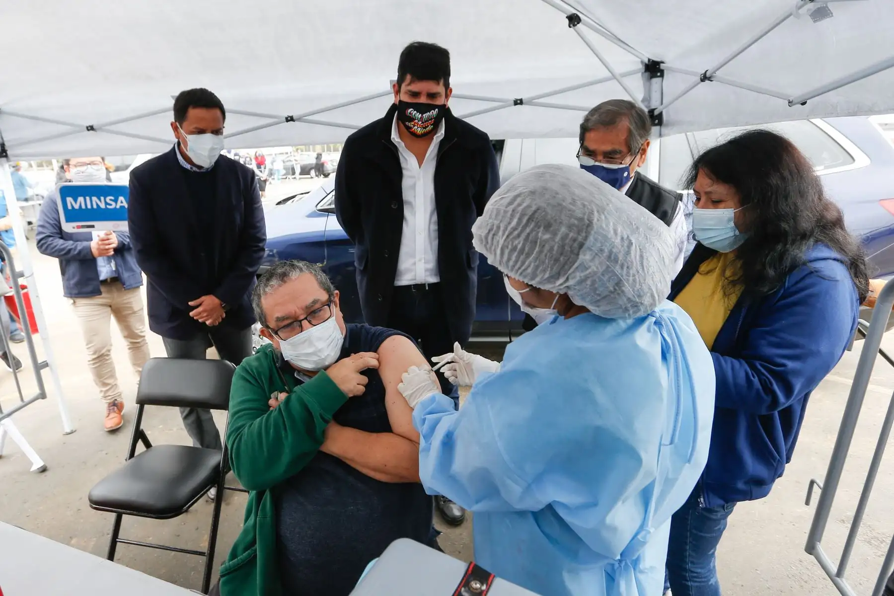 Ministro de Salud Óscar Ugarte supervisa la vacunación contra la covid-19 en el vacunacar del distrito de Magdalena del Mar. Foto: Minsa
