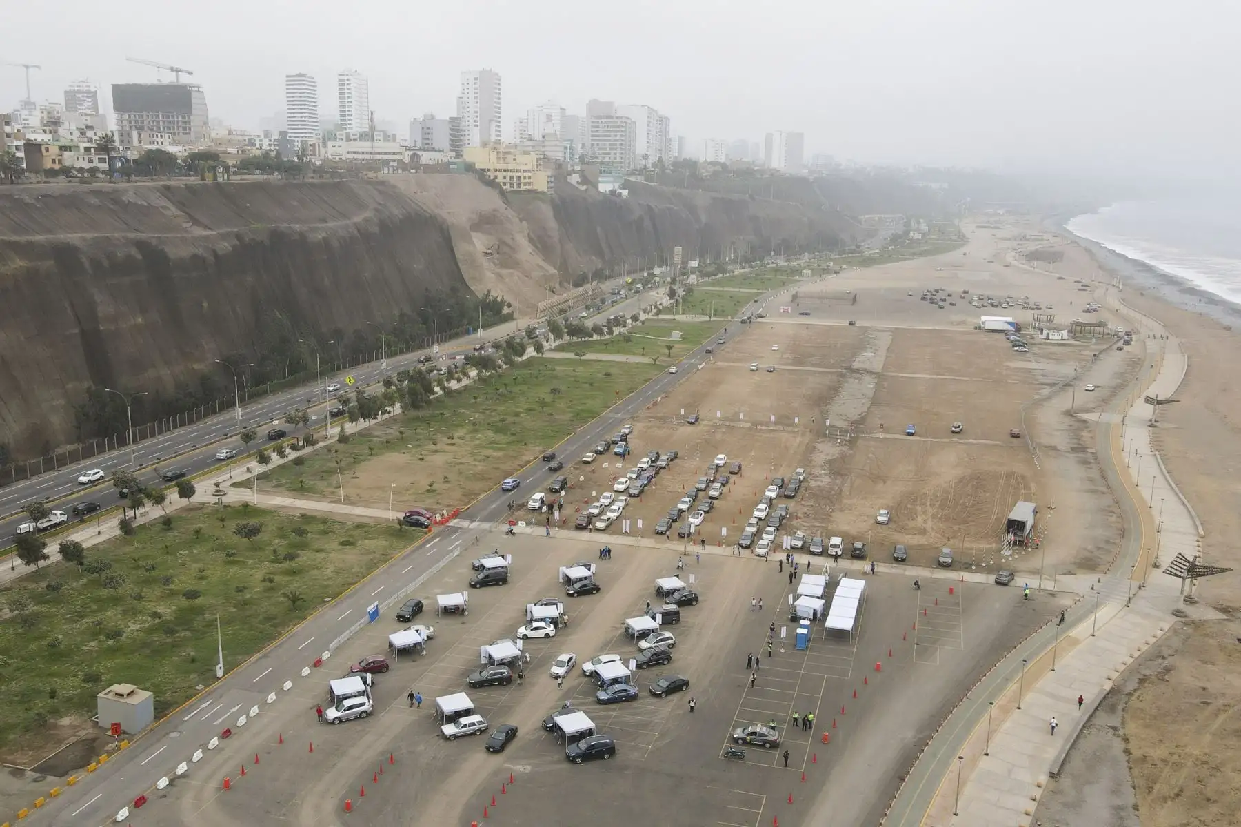 Ministro de Salud Óscar Ugarte supervisa la vacunación contra la covid-19 en el vacunacar del distrito de Magdalena del Mar. Foto: Minsa