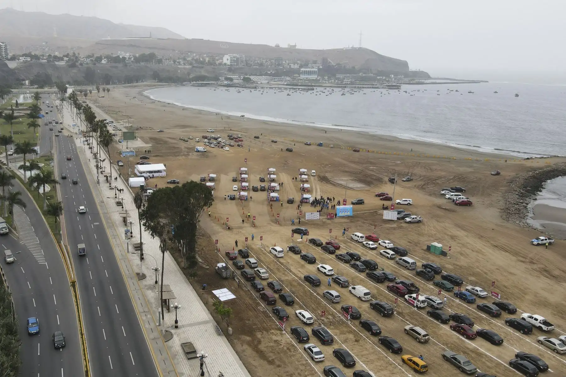 Ministro de Salud Óscar Ugarte supervisa la vacunación contra la covid-19 en el vacunacar de la playa Aguadulce en Chorrillos. Foto: Minsa