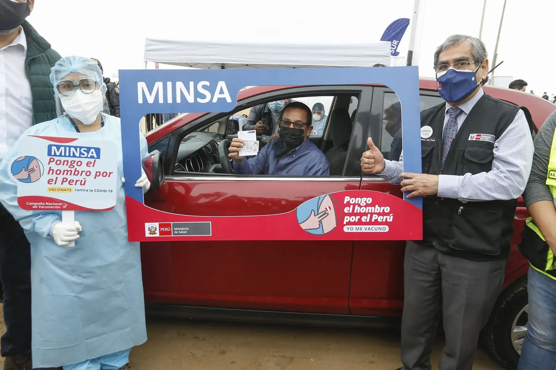 Ministro de Salud Óscar Ugarte supervisa la vacunación contra la covid-19 en el vacunacar de la playa Aguadulce en Chorrillos. Foto: Minsa