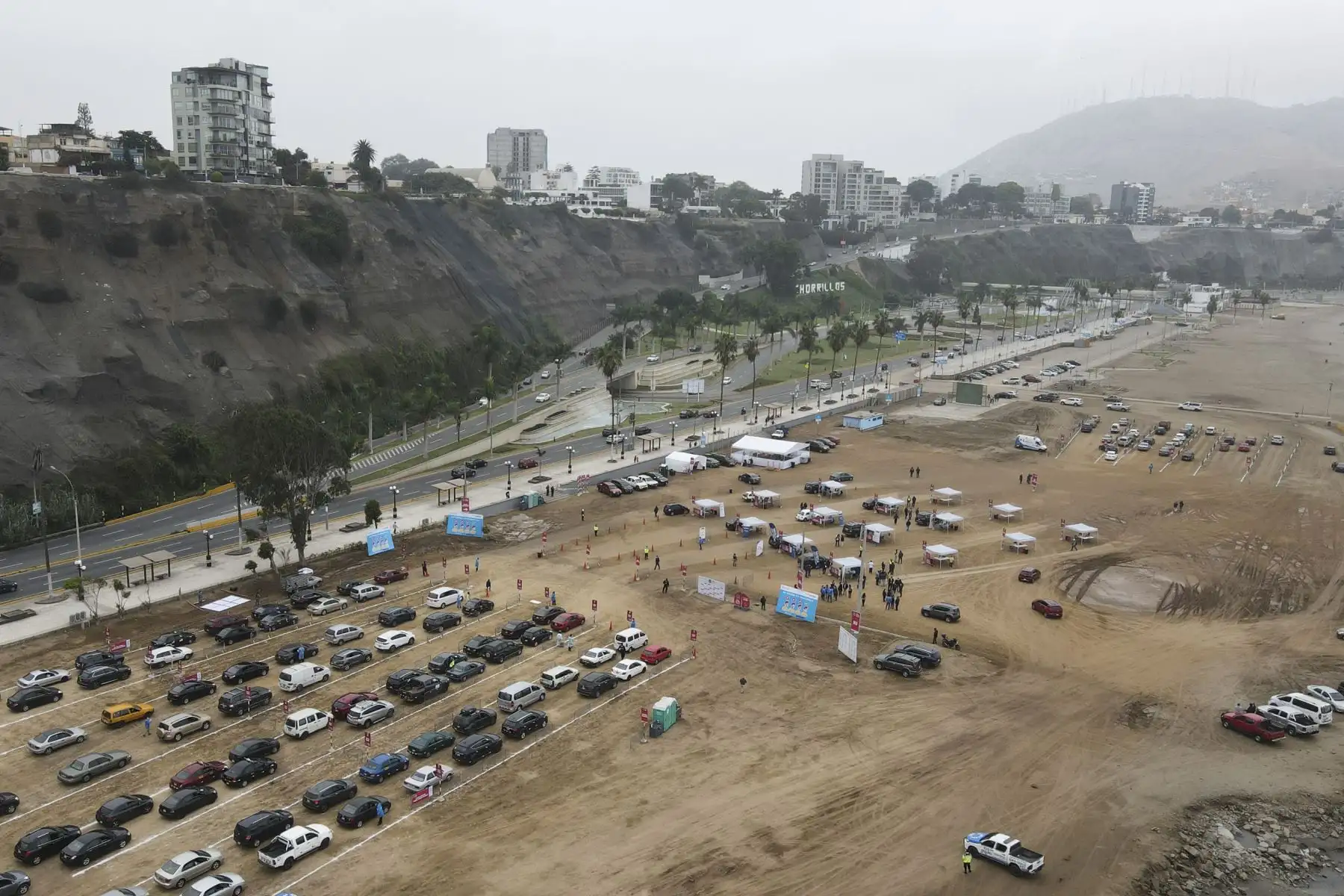 Ministro de Salud Óscar Ugarte supervisa la vacunación contra la covid-19 en el vacunacar de la playa Aguadulce en Chorrillos. Foto: Minsa