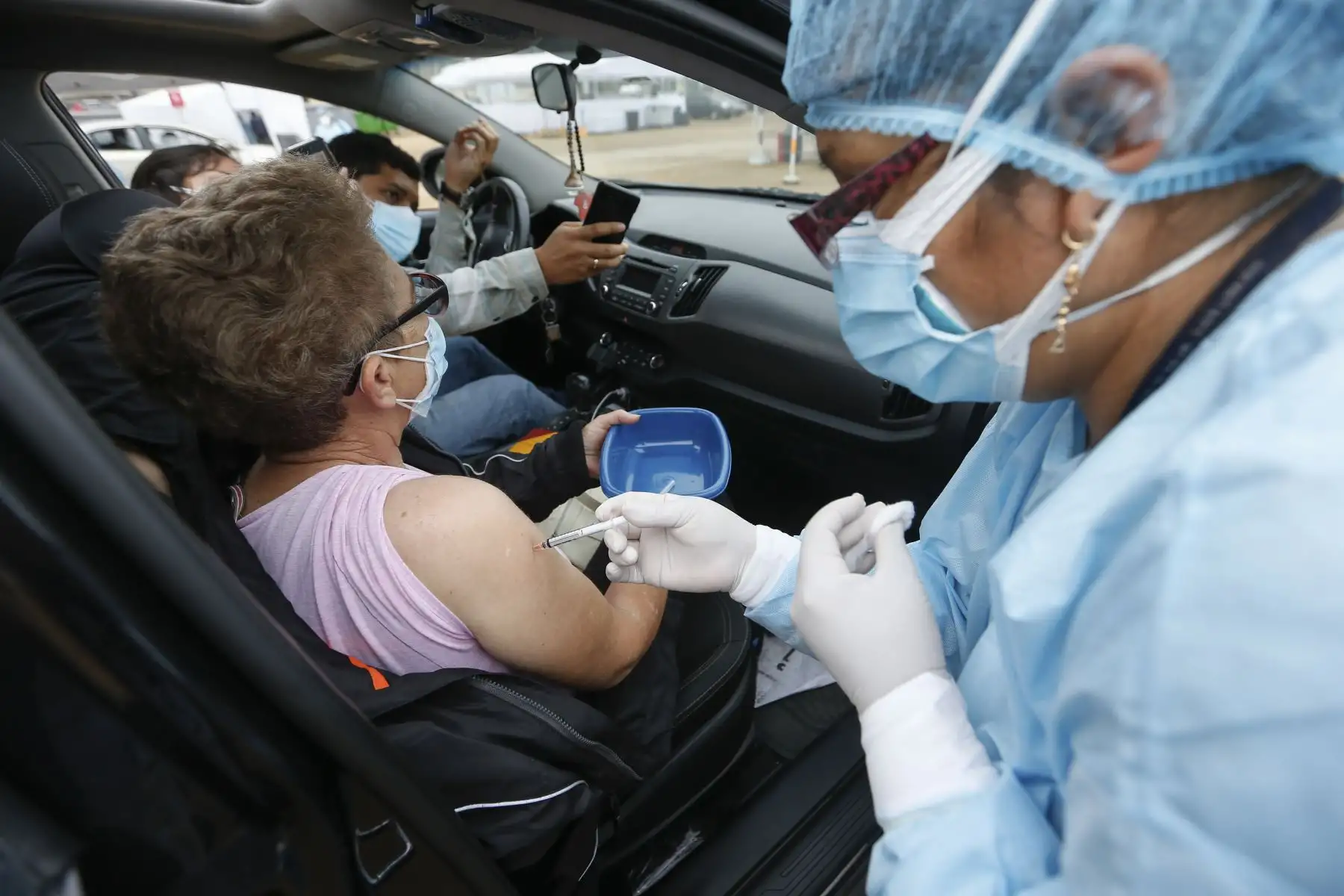 Ministro de Salud Óscar Ugarte supervisa la vacunación contra la covid-19 en el vacunacar de la playa Aguadulce en Chorrillos. Foto: Minsa