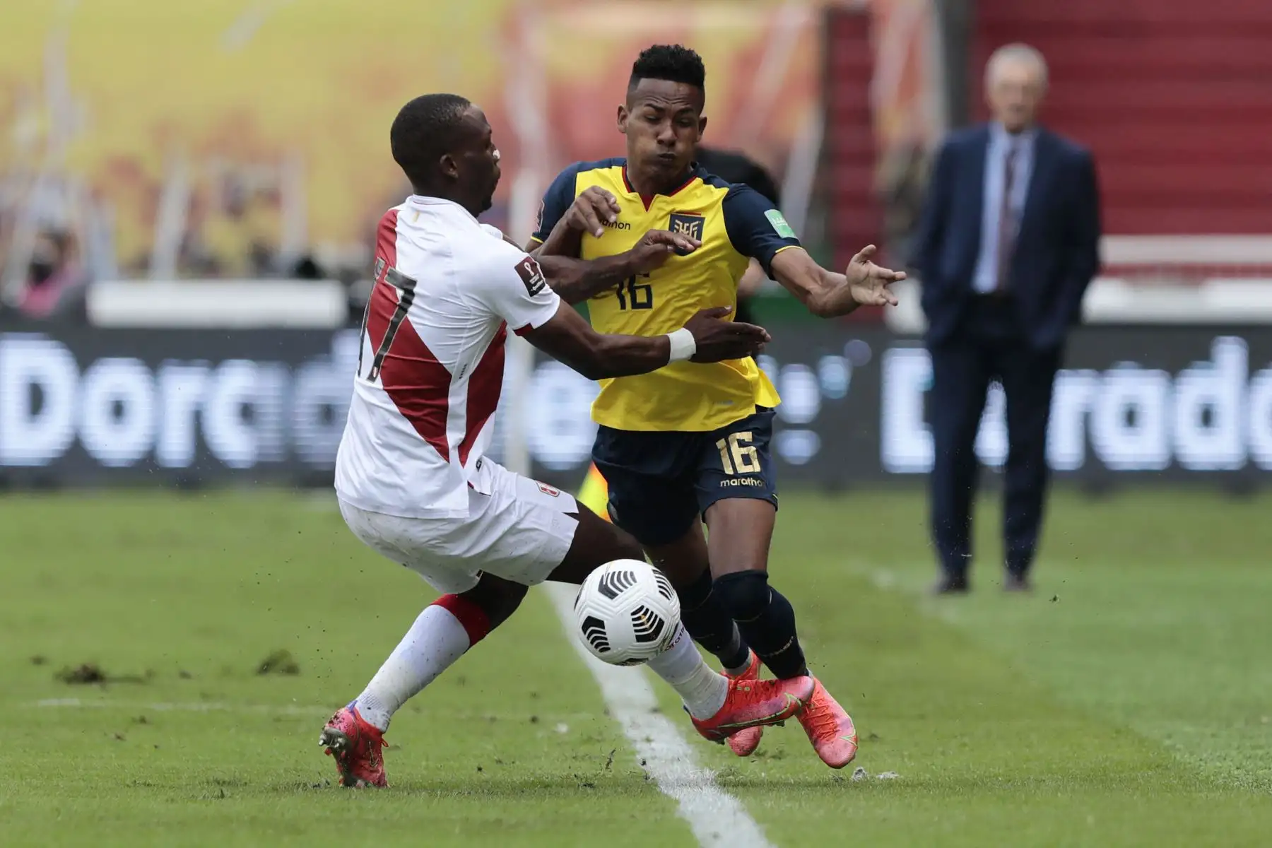 El peruano Luis Advincula y el ecuatoriano Mario Pineida compiten por el balón durante su partido de fútbol de clasificación sudamericano para la Copa Mundial de la FIFA Qatar 2022 en el Estadio Rodrigo Paz Delgado en Quito.
Foto: AFP