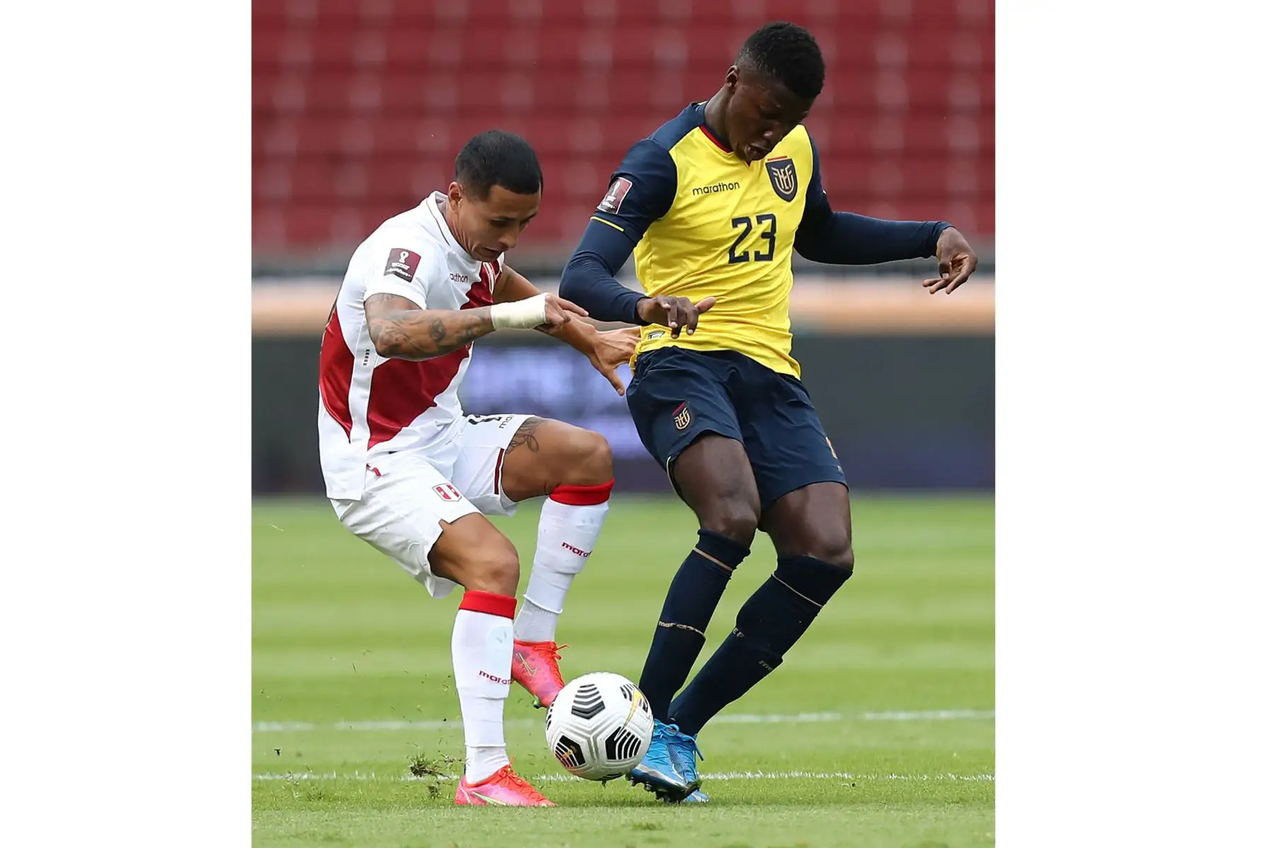 El peruano Yoshimar Yotun  y el ecuatoriano Jordy Caicedo compiten por el balón durante su partido clasificatorio sudamericano para la Copa Mundial de la FIFA Qatar 2022 en el Estadio Rodrigo Paz Delgado en Quito.
Foto: AFP