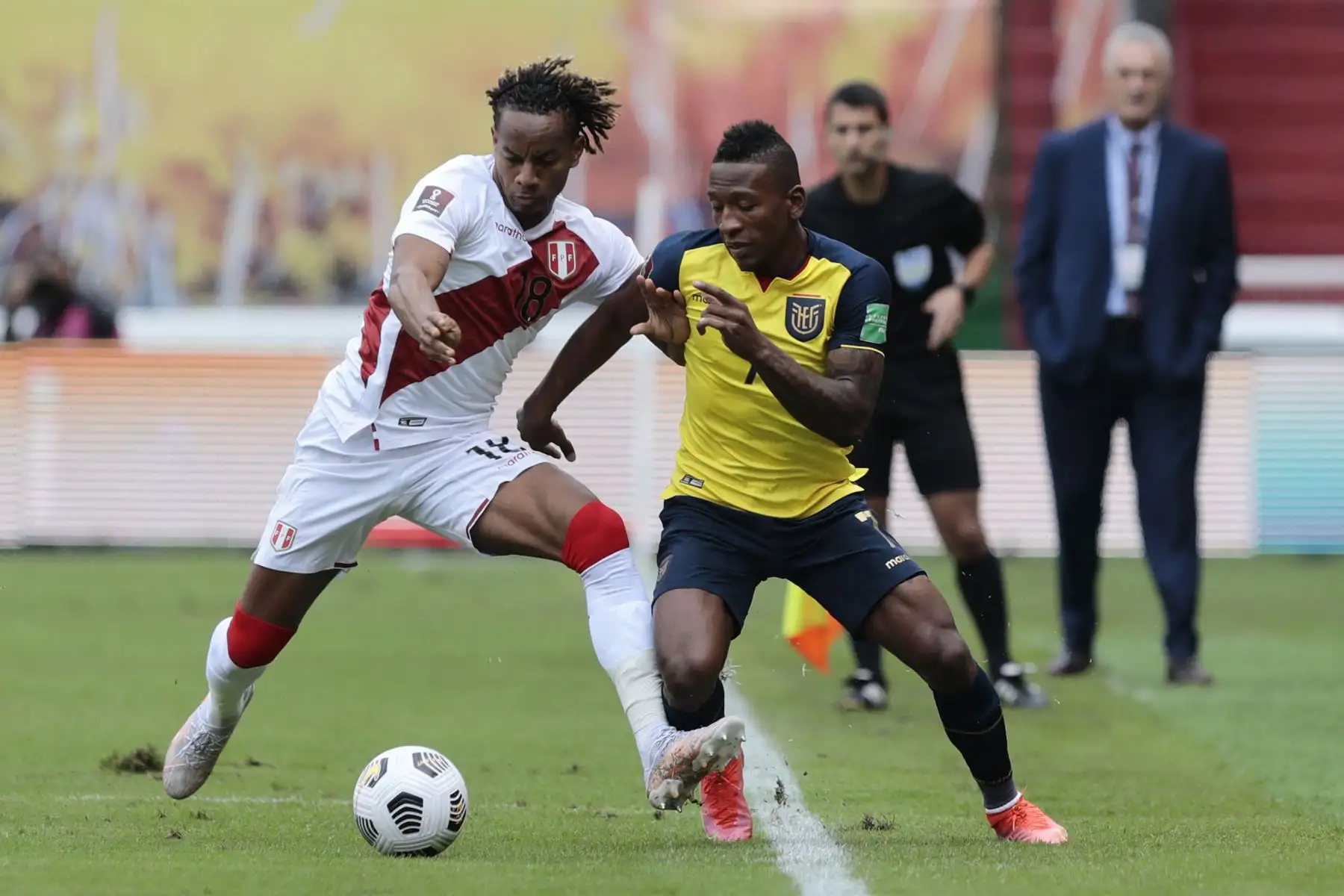 El ecuatoriano Pervis Estupinan y el peruano Andre Carrillo compiten por el balón durante su partido de fútbol de clasificación sudamericano para la Copa Mundial de la FIFA Qatar 2022 en el Estadio Rodrigo Paz Delgado en Quito.
Foto: AFP
