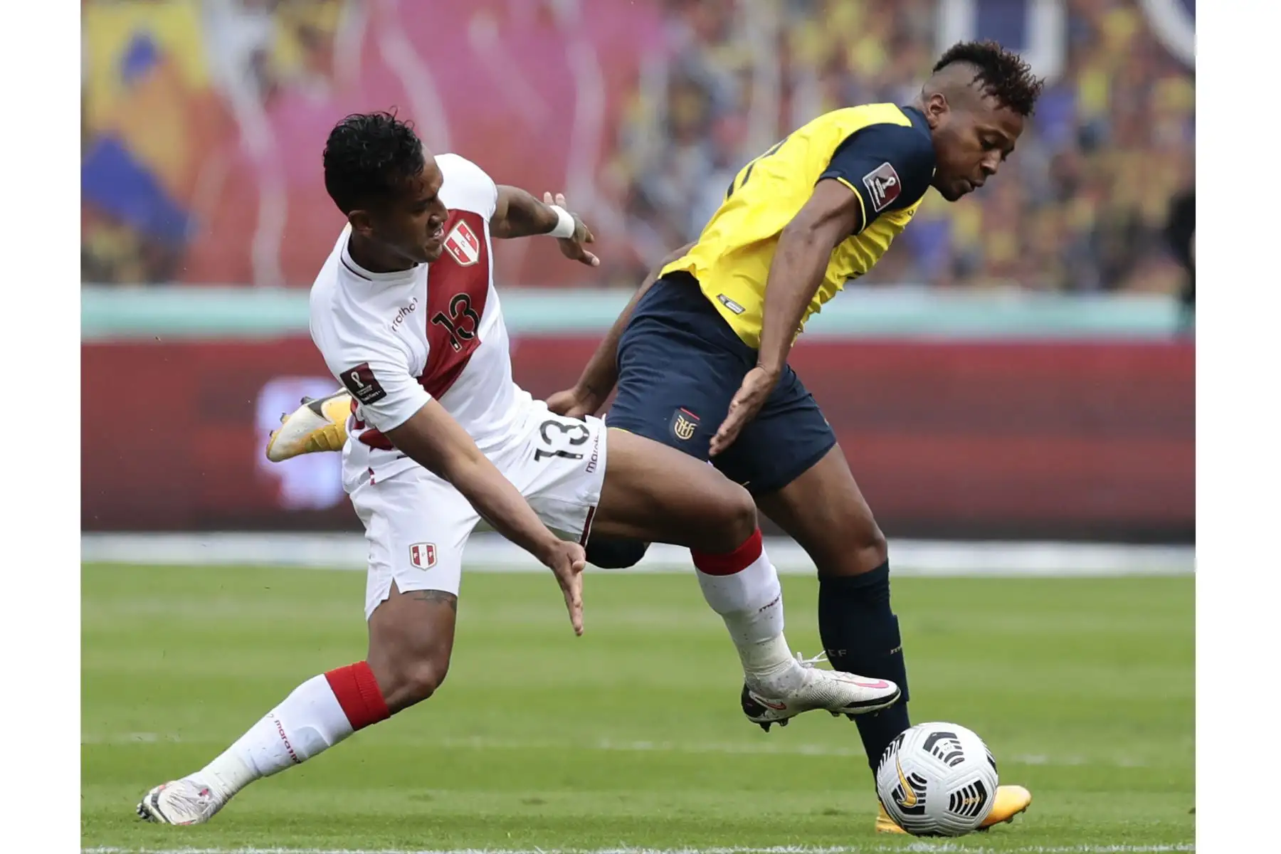 El peruano Renato Tapia y el ecuatoriano Michael Estrada compiten por el balón durante su partido de fútbol de clasificación sudamericano para la Copa Mundial de la FIFA Qatar 2022 en el Estadio Rodrigo Paz Delgado en Quito.
Foto: AFP