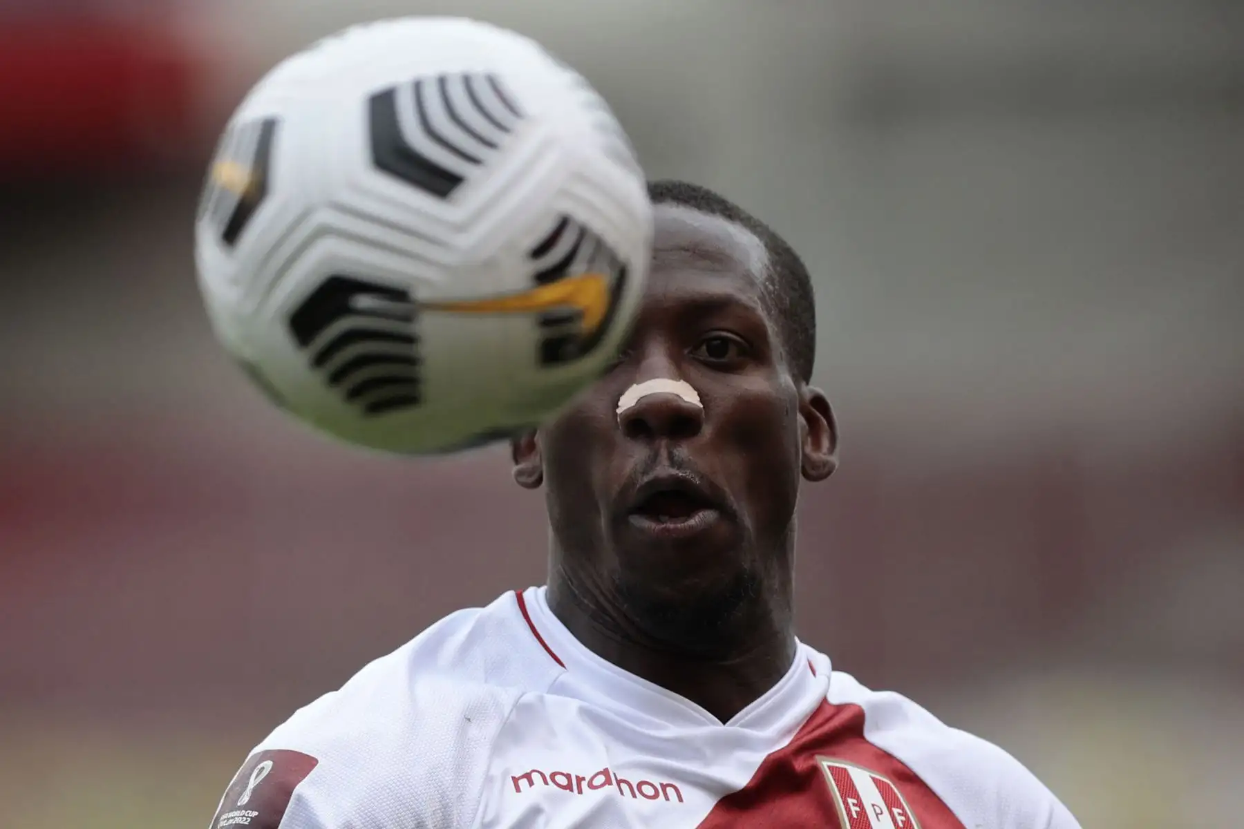 El peruano Luis Advincula mira el balón durante el partido de fútbol de clasificación sudamericano para la Copa Mundial de la FIFA Qatar 2022 entre Ecuador y Perú en el Estadio Rodrigo Paz Delgado en Quito.
Foto: AFP