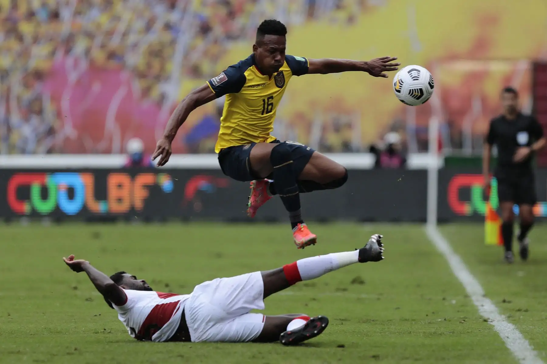 El ecuatoriano José Carabali y el peruano Christian Ramos compiten por el balón durante su partido de fútbol de clasificación sudamericano para la Copa Mundial de la FIFA Qatar 2022 en el Estadio Rodrigo Paz Delgado en Quito.
Foto: AFP