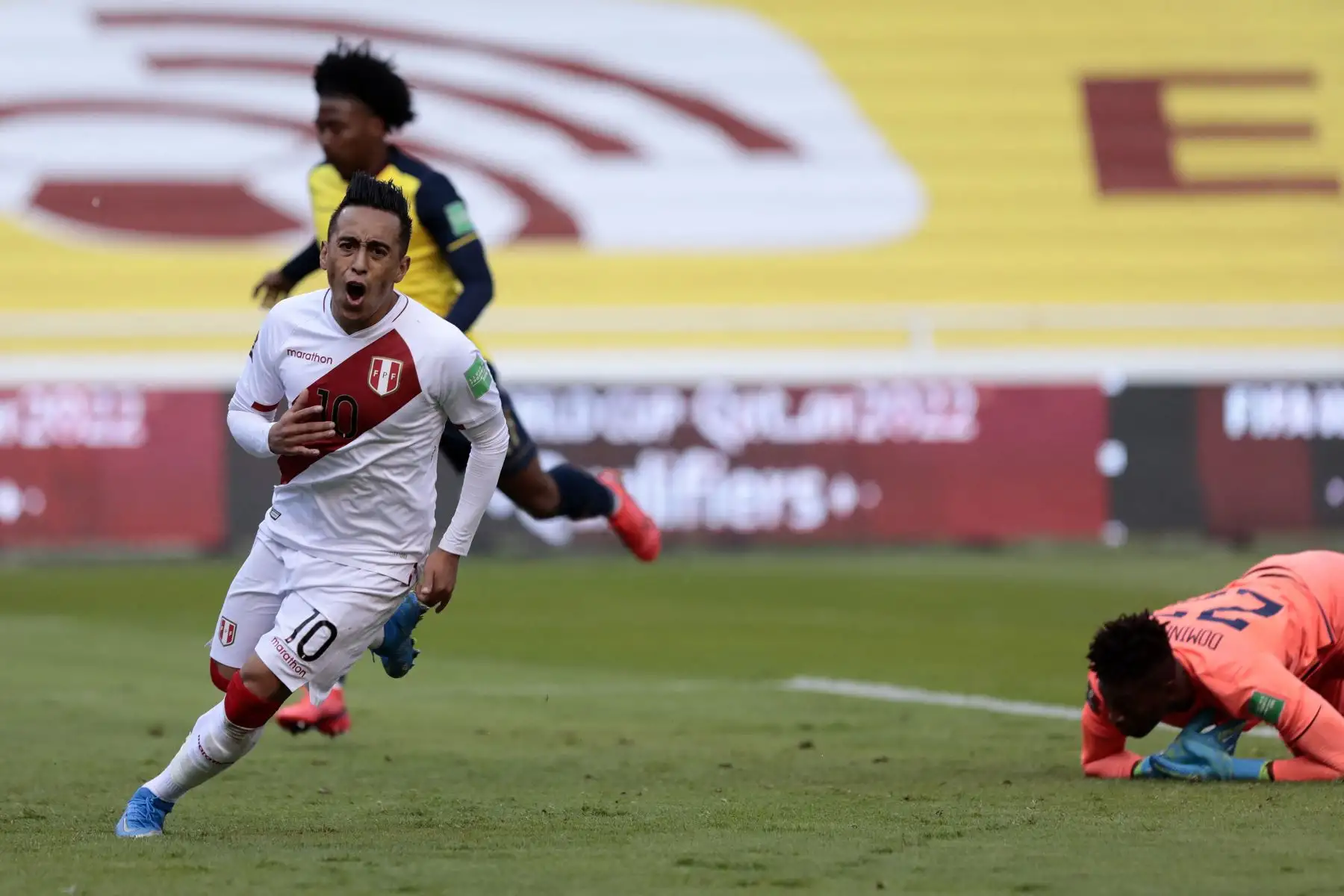 Christian Cueva de Perú celebra tras anotar contra Ecuador durante su partido de fútbol de clasificación sudamericano para la Copa Mundial de la FIFA Qatar 2022 en el Estadio Rodrigo Paz Delgado en Quito.
Foto: AFP