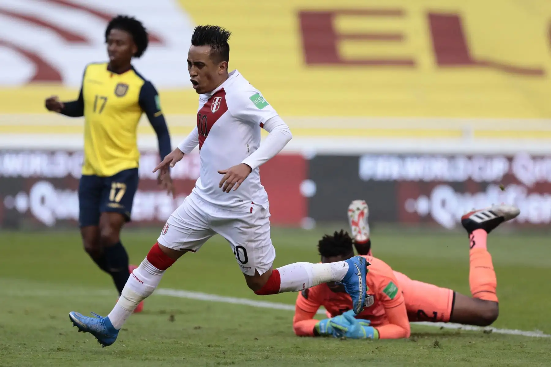 Christian Cueva de Perú celebra tras anotar contra Ecuador durante su partido de fútbol de clasificación sudamericano para la Copa Mundial de la FIFA Qatar 2022 en el Estadio Rodrigo Paz Delgado en Quito.
Foto: AFP