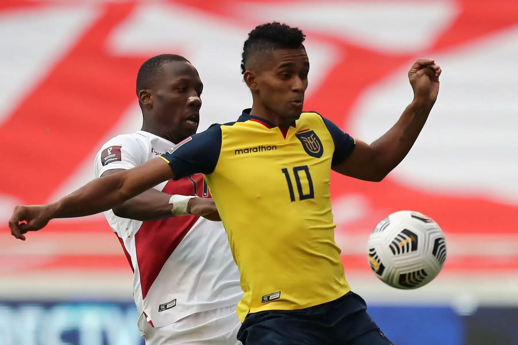 El ecuatoriano Juan Cazares y el peruano Luis Advincula compiten por el balón durante su partido de fútbol de clasificación sudamericano para la Copa Mundial de la FIFA Qatar 2022 en el Estadio Rodrigo Paz Delgado en Quito.
Foto: AFP