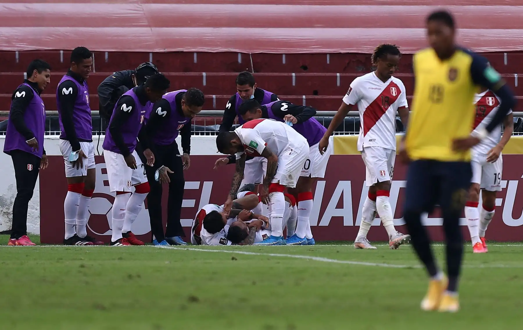 Los jugadores de Perú celebran después de anotar contra Ecuador durante su partido de fútbol de clasificación sudamericano para la Copa Mundial de la FIFA Qatar 2022 en el Estadio Rodrigo Paz Delgado en Quito.
Foto: AFP