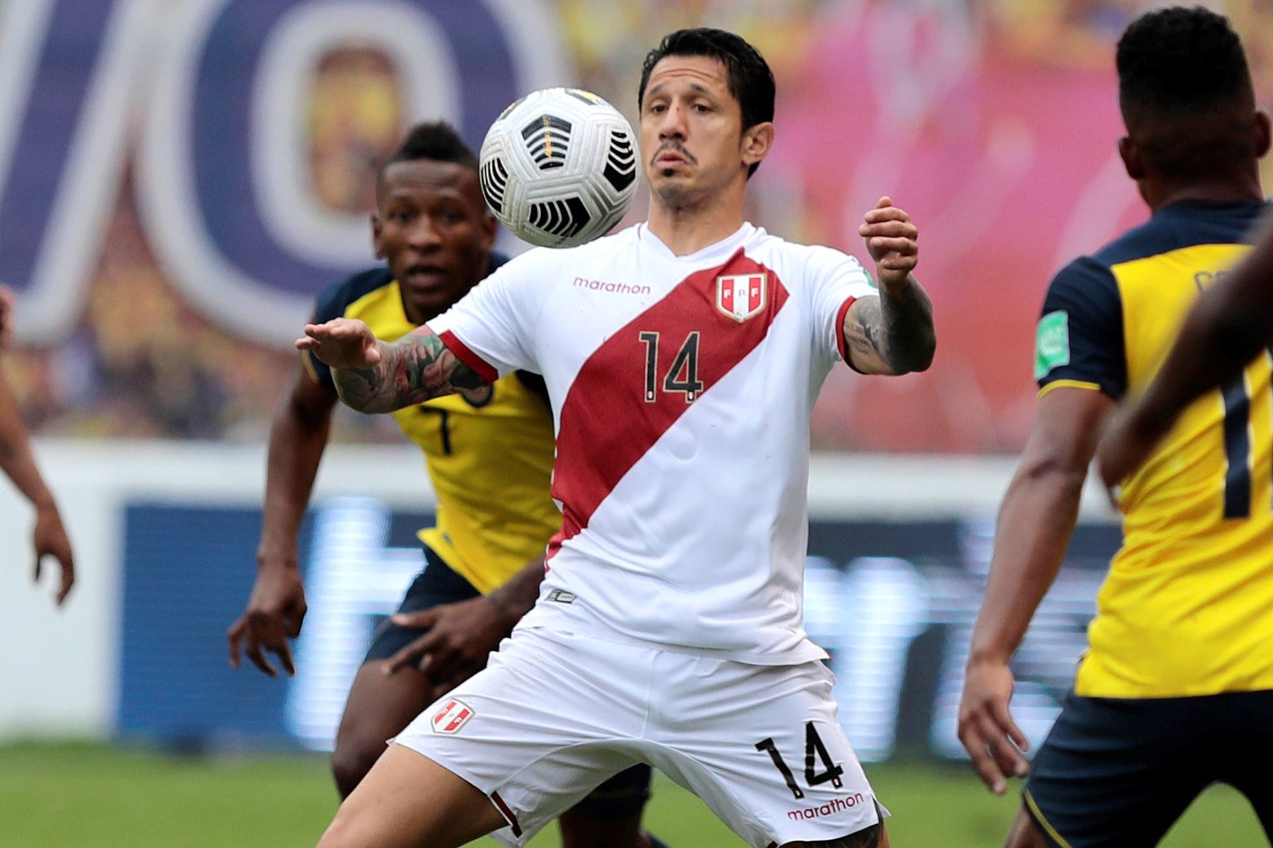 Perú consiguió su primer triunfo en las Eliminatorias a Qatar 2022 y llegó a los 4 puntos en la tabla de posiciones. Foto: EFE