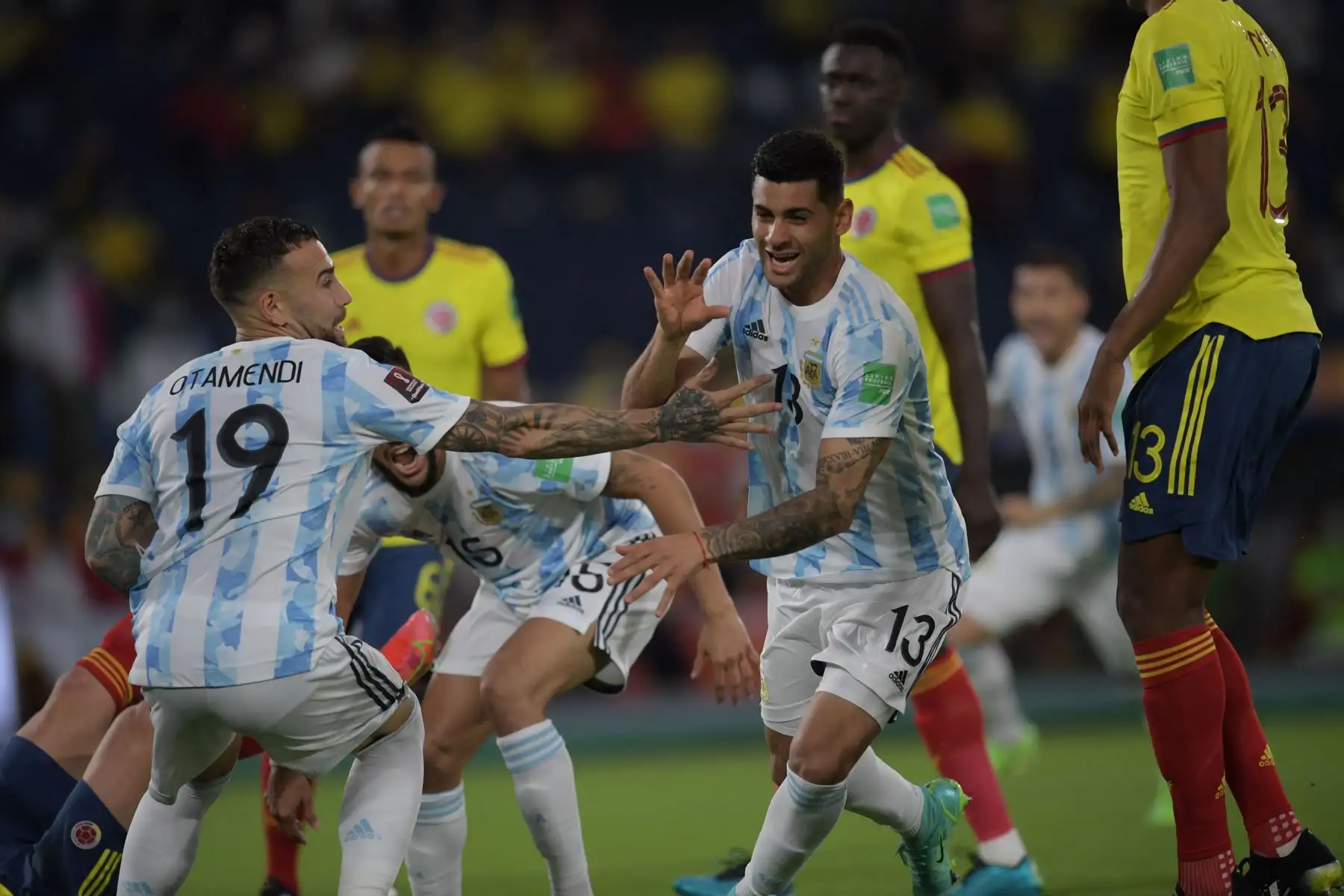 El argentino Cristian Romero celebra tras anotar contra Colombia durante su partido de fútbol de clasificación sudamericano para la Copa Mundial de la FIFA Qatar 2022 en el Estadio Metropolitano Roberto Meléndez en Barranquilla, Colombia.
Foto: AFP