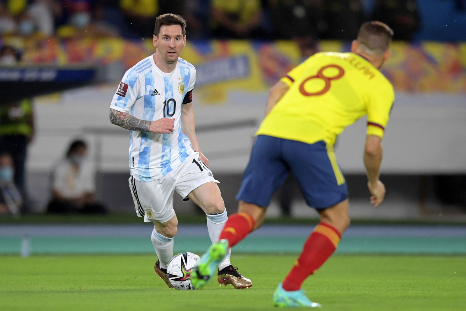 El argentino Lionel Messi conduce el balón durante el partido de fútbol de clasificación sudamericano para la Copa Mundial de la FIFA Qatar 2022 entre Colombia y Argentina en el Estadio Metropolitano Roberto Meléndez en Barranquilla, Colombia.
Foto: AFP