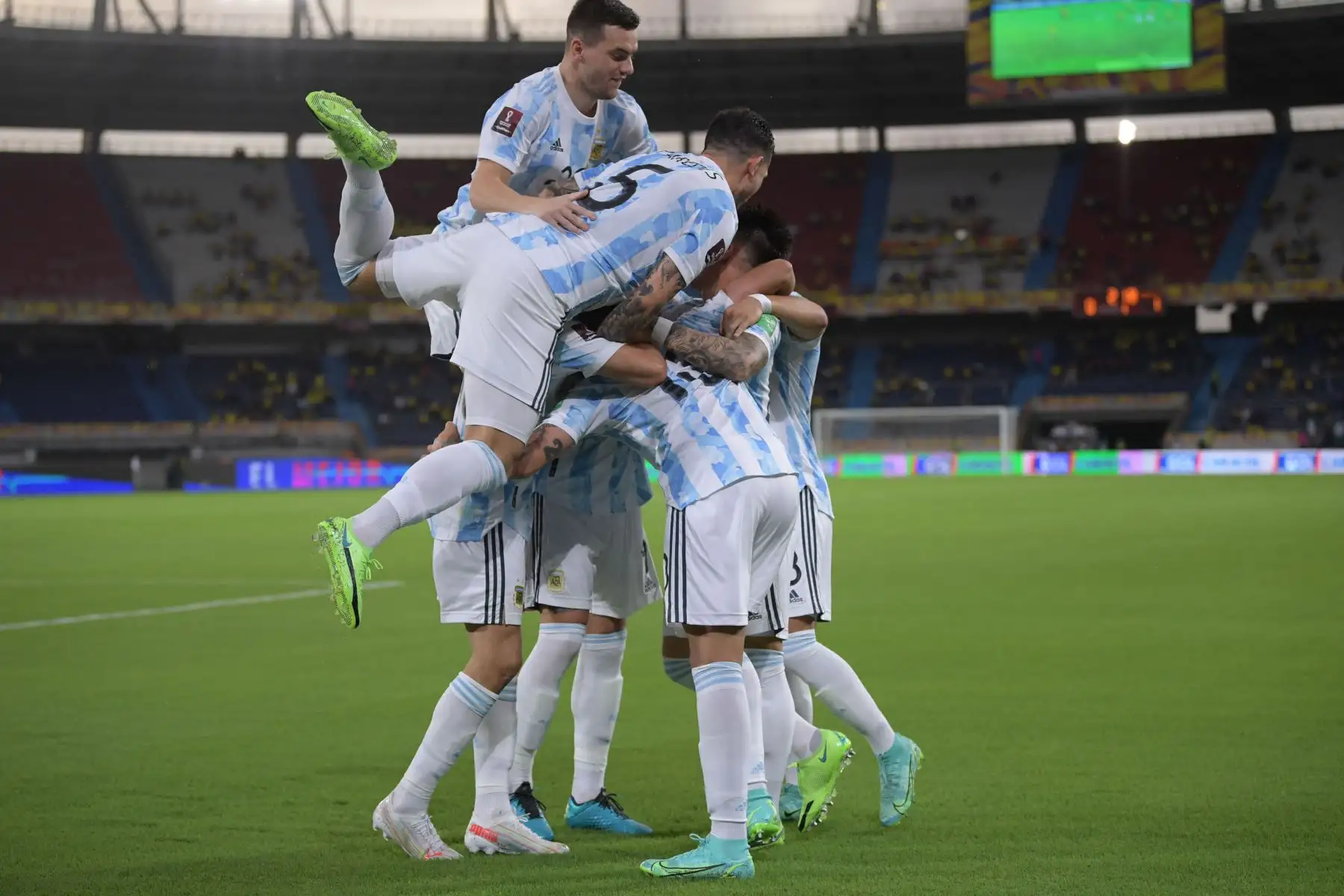 Los jugadores de Argentina celebran después de anotar contra Colombia durante su partido de fútbol de clasificación sudamericano para la Copa Mundial de la FIFA Qatar 2022 en el Estadio Metropolitano Roberto Meléndez en Barranquilla, Colombia.
Foto: AFP