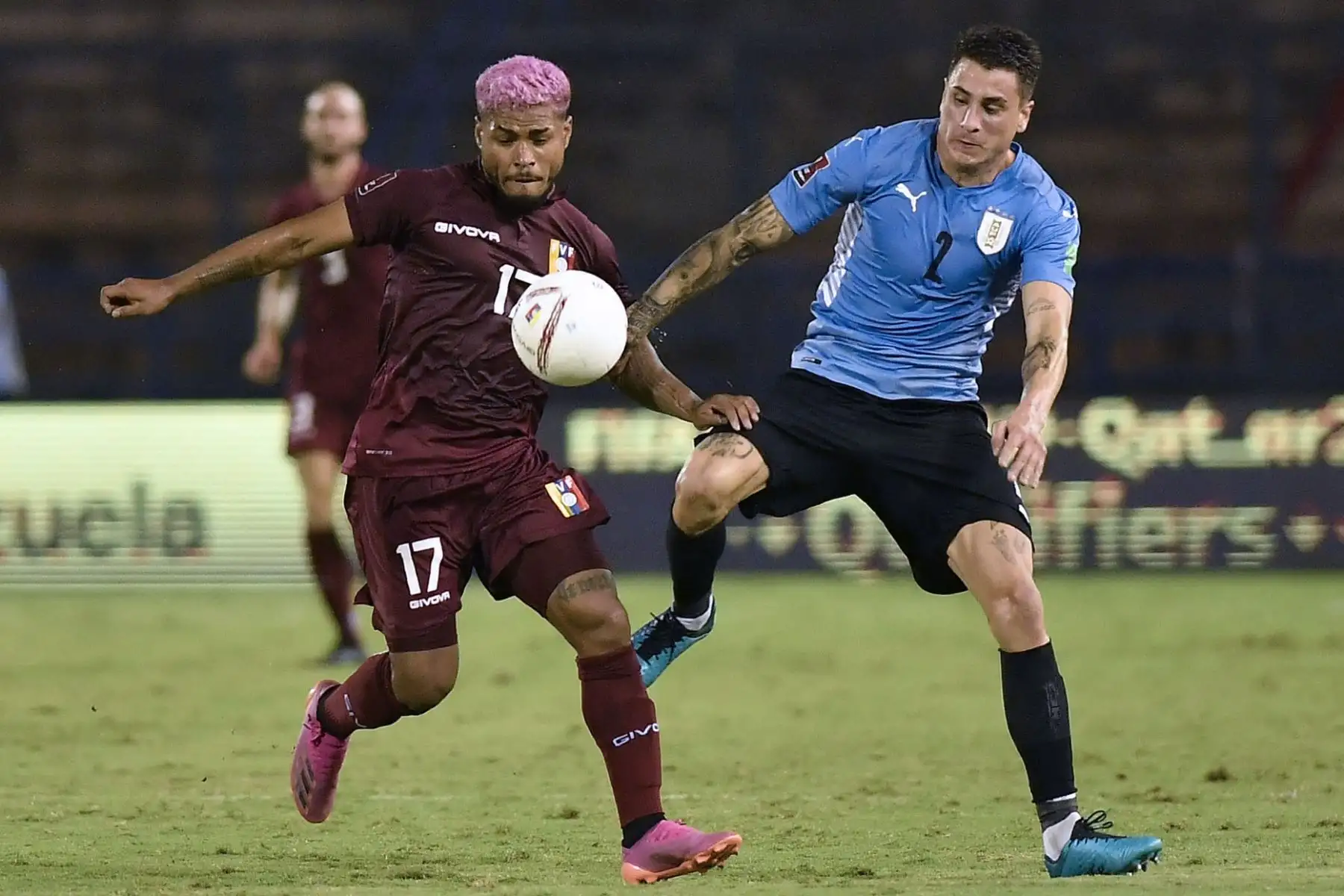 El uruguayo José María Giménez y el venezolano Josef Martínez compiten por el balón durante su partido de fútbol de clasificación sudamericano para la Copa Mundial de la FIFA Catar 2022 en el Estadio Olímpico de la UCV en Caracas.
Foto: AFP