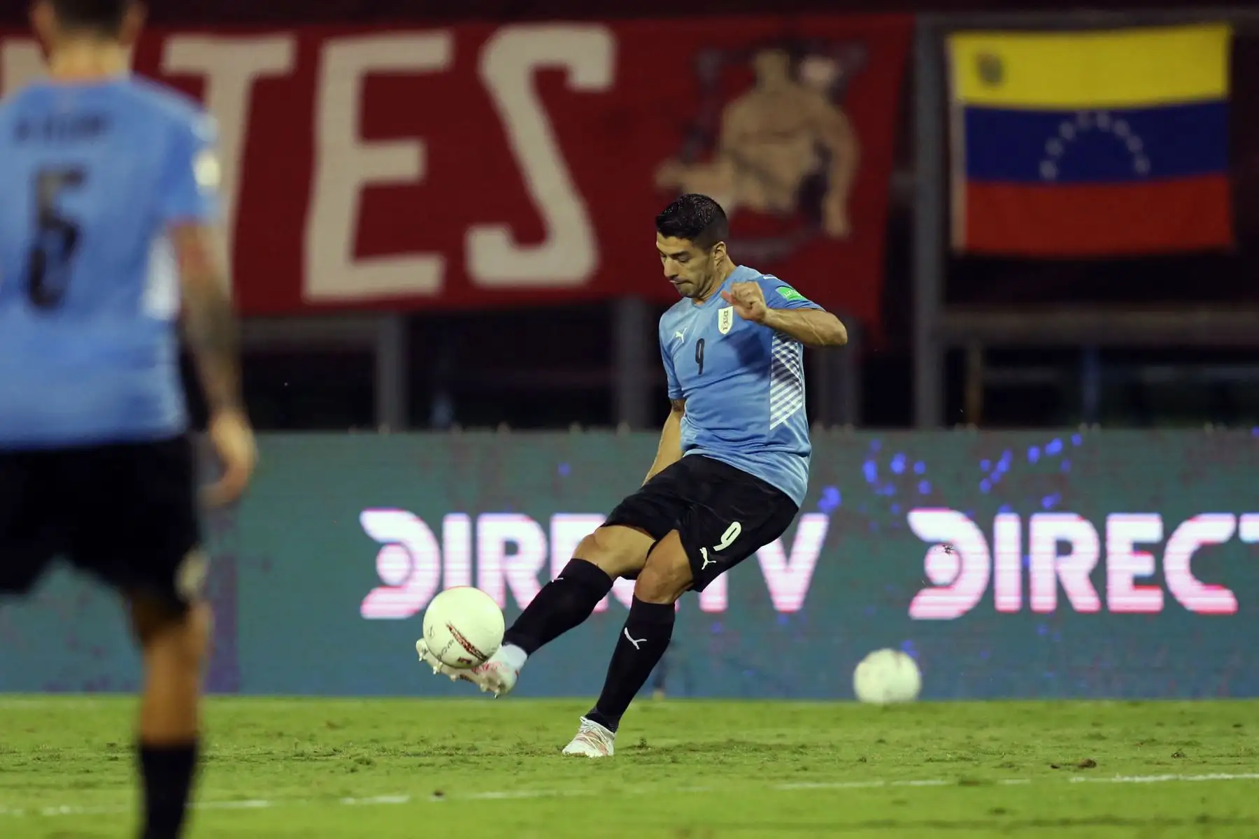 Luis Suárez de Uruguay dispara durante el partido de fútbol de clasificación sudamericano para la Copa Mundial de la FIFA Qatar 2022 contra Venezuela en el Estadio Olímpico UCV en Caracas.
Foto: AFP
