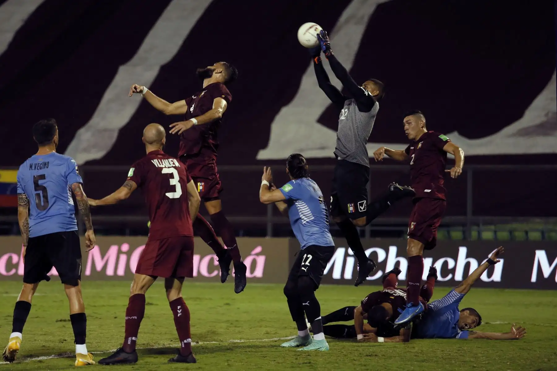 El arquero venezolano Joel Graterol  salta para agarrar un balón durante el partido de fútbol de clasificación sudamericano para la Copa Mundial de la FIFA Qatar 2022 contra Uruguay en el Estadio Olímpico UCV en Caracas.
Foto: AFP