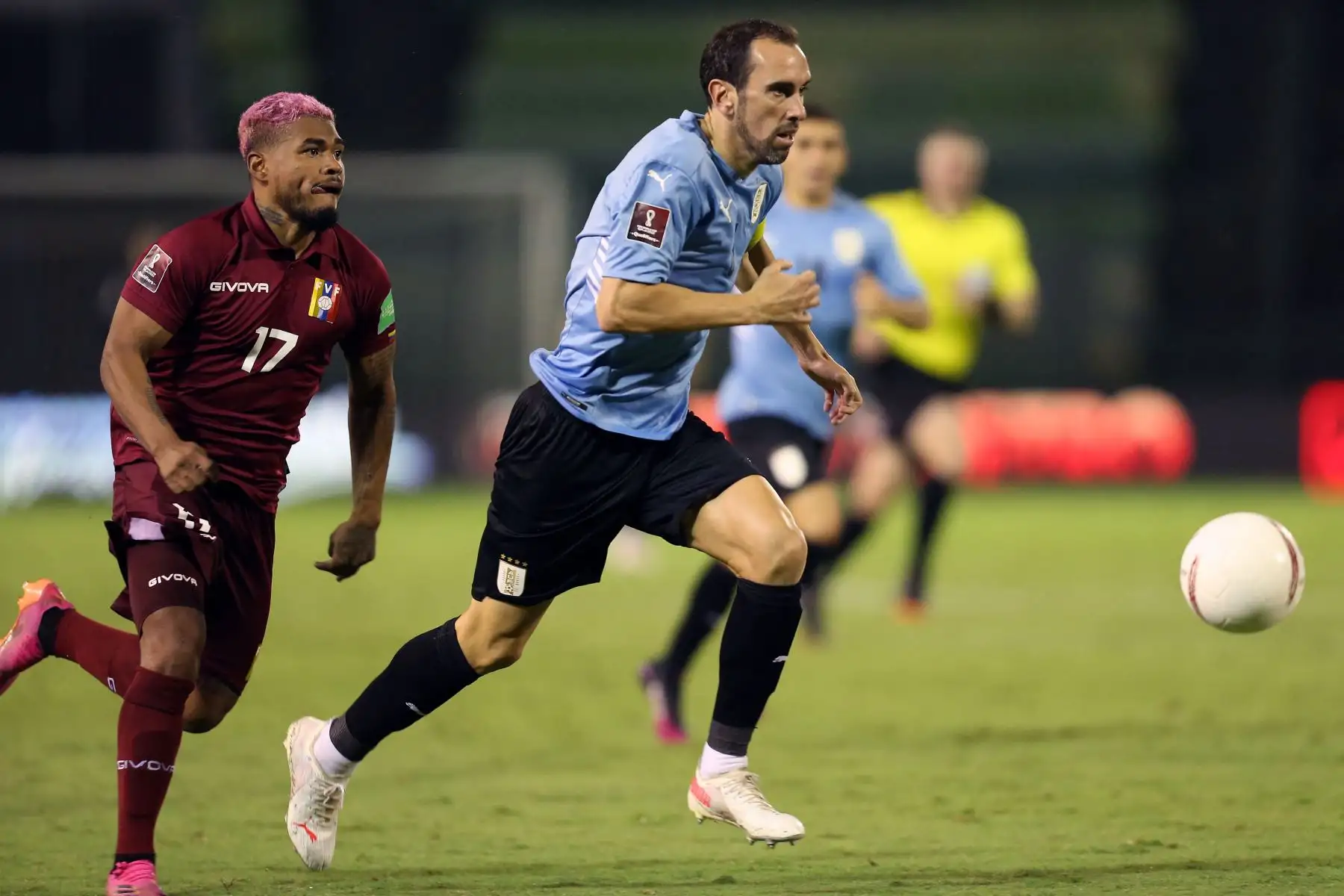 El uruguayo Diego Godin y el venezolano Josef Martínez compiten por el balón durante su partido de fútbol de clasificación sudamericano para la Copa Mundial de la FIFA Qatar 2022 en el Estadio Olímpico de la UCV en Caracas.
Foto: AFP