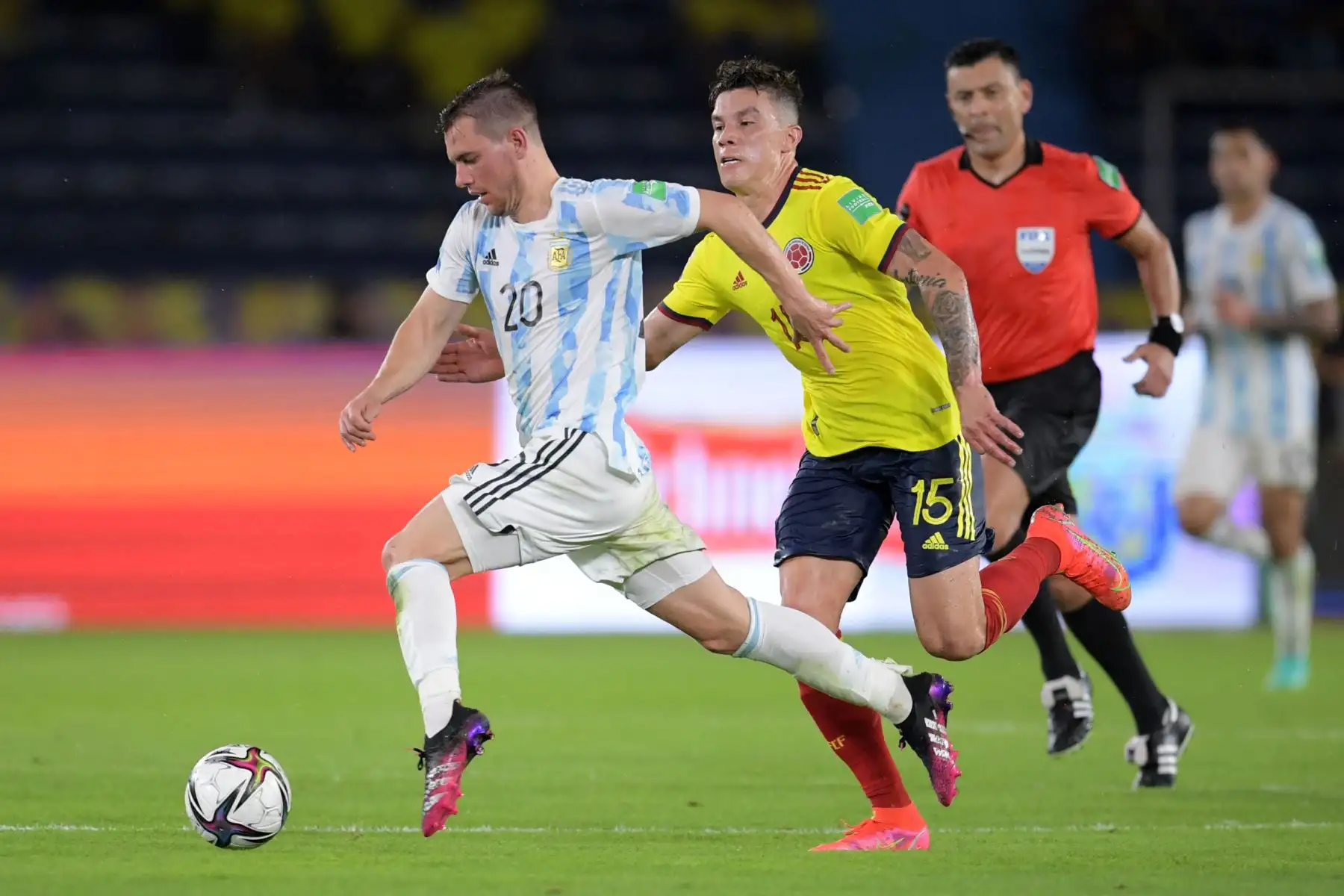El argentino Giovani Lo Celso y el colombiano Mateus Uribe compiten por el balón durante su partido clasificatorio sudamericano para la Copa Mundial de la FIFA Qatar 2022 en el Estadio Metropolitano Roberto Meléndez en Barranquilla, Colombia.
Foto: AFP
