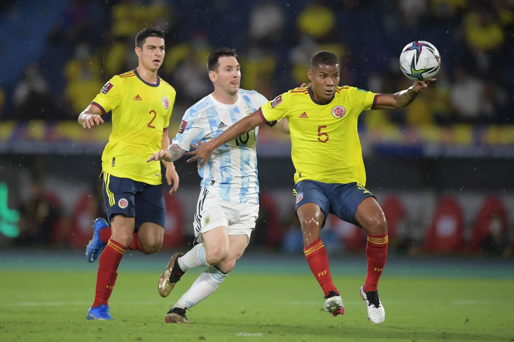 El argentino Lionel Messi y el colombiano Wilmar Barrios (R) compiten por el balón durante su partido clasificatorio sudamericano para la Copa Mundial de la FIFA Qatar 2022 en el Estadio Metropolitano Roberto Meléndez en Barranquilla, Colombia.
Foto: AFP