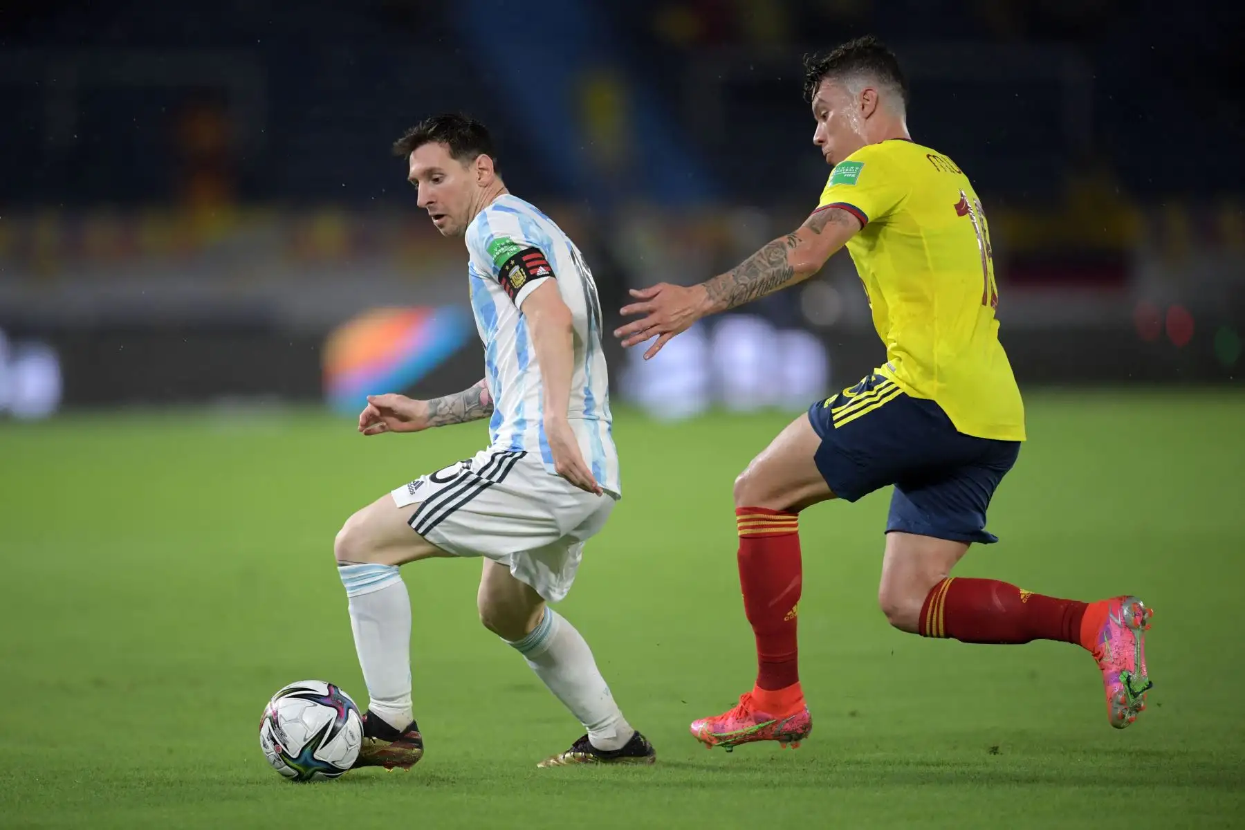 El argentino Lionel Messi y el colombiano Mateus Uribe compiten por el balón durante su partido clasificatorio sudamericano para la Copa Mundial de la FIFA Qatar 2022 en el Estadio Metropolitano Roberto Meléndez en Barranquilla, Colombia.
Foto: AFP