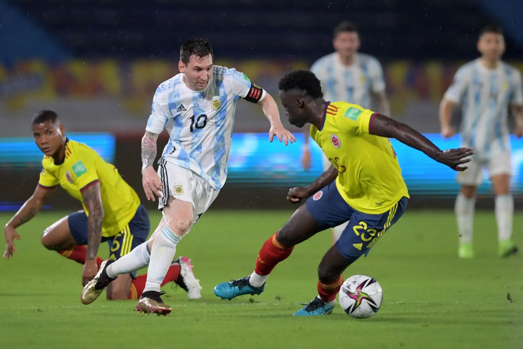 El argentino Lionel Messi  y el colombiano Davinson Sánchez compiten por el balón durante su partido de fútbol de clasificación sudamericano para la Copa Mundial de FIFA Qatar 2022 en el Estadio Metropolitano Roberto Meléndez en Barranquilla, Colombia.
Foto: AFP