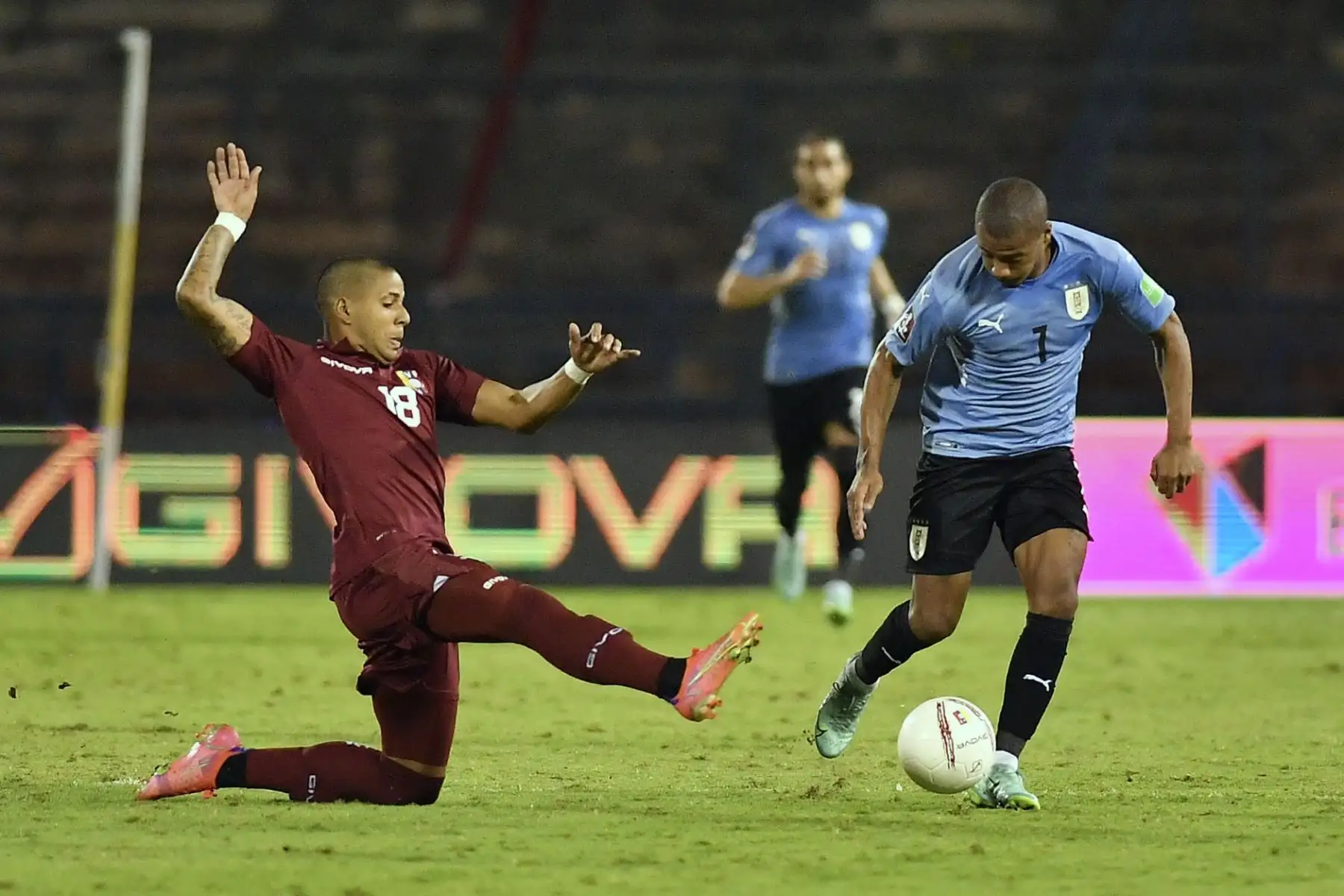 El venezolano Richard Celis y el uruguayo Nicolás de la Cruz compiten por el balón durante su partido de fútbol de clasificación sudamericano para la Copa Mundial de la FIFA Qatar 2022 en el Estadio Olímpico de la UCV en Caracas.
Foto: AFP