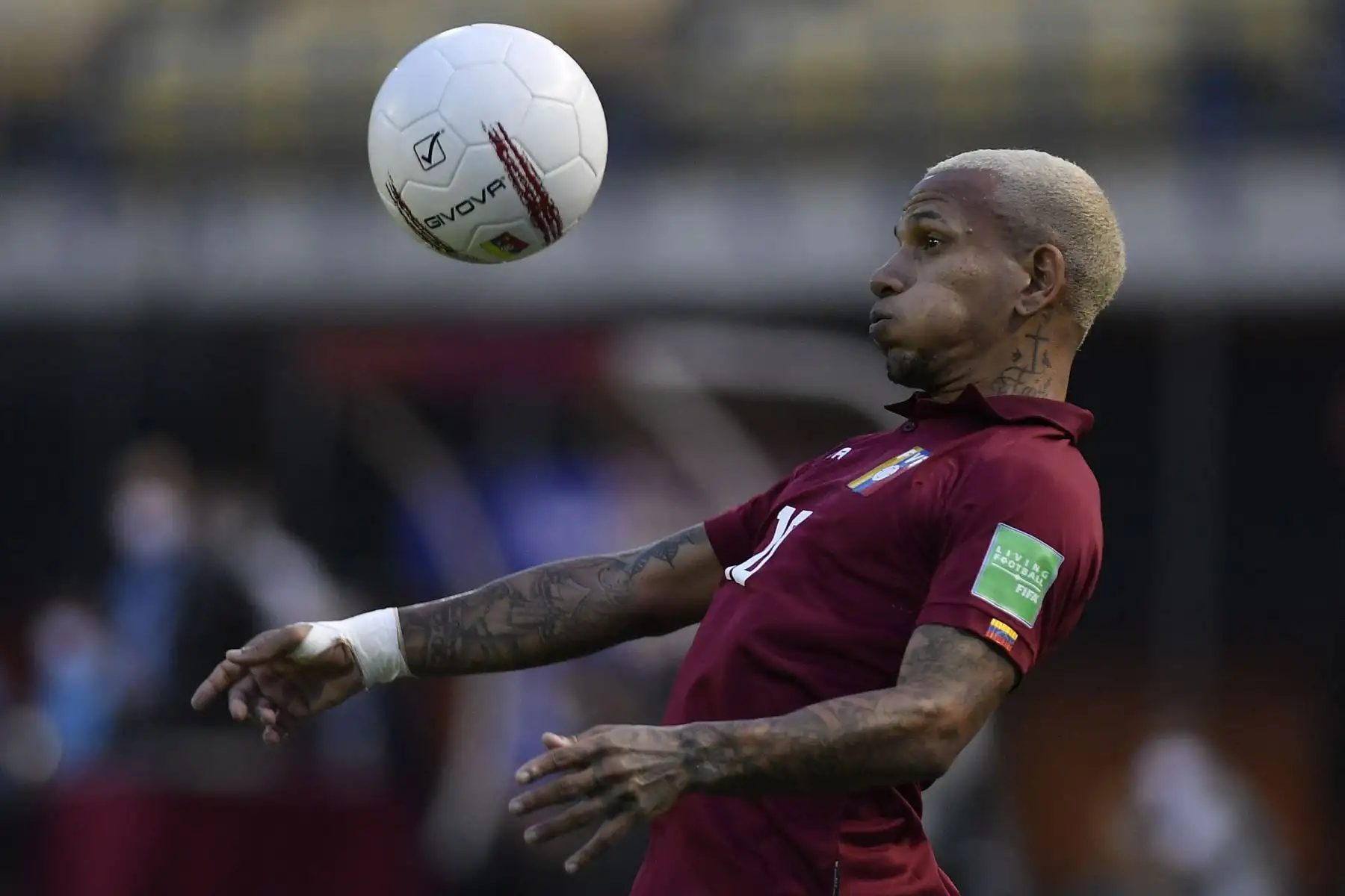 El venezolano Rómulo Otero controla el balón durante el partido clasificatorio sudamericano para la Copa Mundial de la FIFA Qatar 2022 contra Uruguay en el Estadio Olímpico UCV en Caracas.
Foto: AFP
