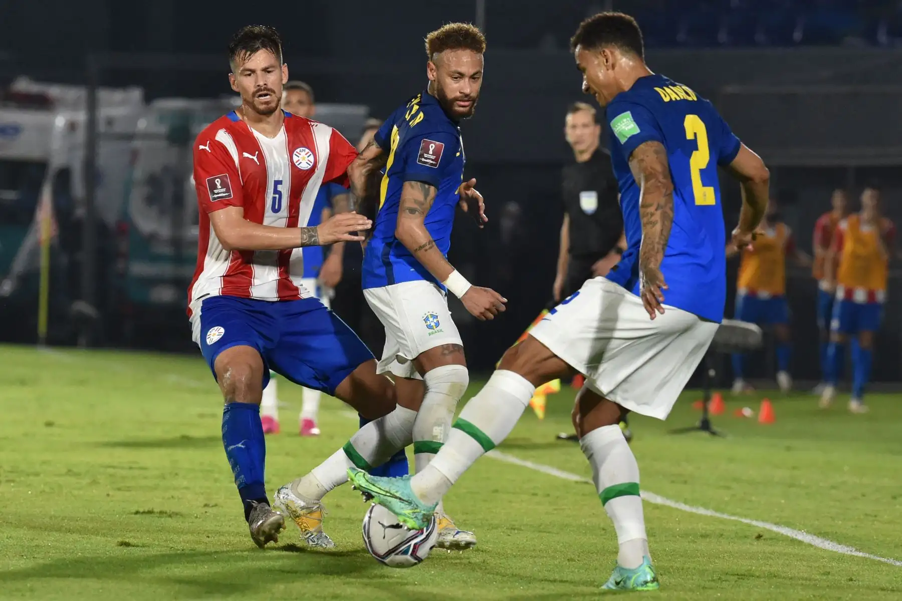 Los brasileños Neymar  y Danilo compiten por el balón con Gastón Giménez de Paraguay compiten por el balón durante su partido de clasificación sudamericano para la Copa Mundial de la FIFA Qatar 2022 en el Estadio Defensores del Chaco en Asunción.
Foto: AFP