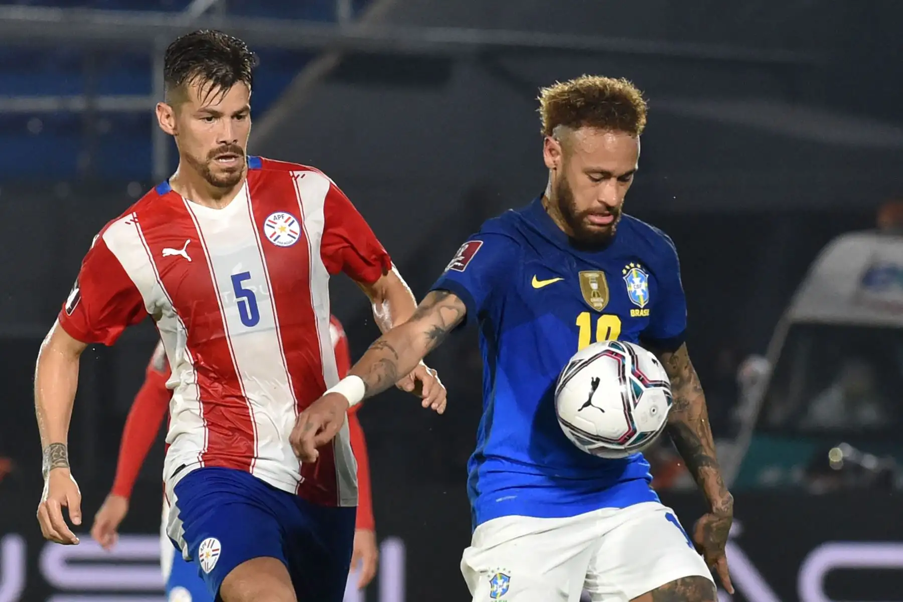 El brasileño Neymar y el paraguayo Gastón Giménez compiten por el balón durante el partido de clasificación sudamericano para la Copa Mundial de la FIFA Qatar 2022 en el Estadio Defensores del Chaco en Asunción.
Foto: AFP