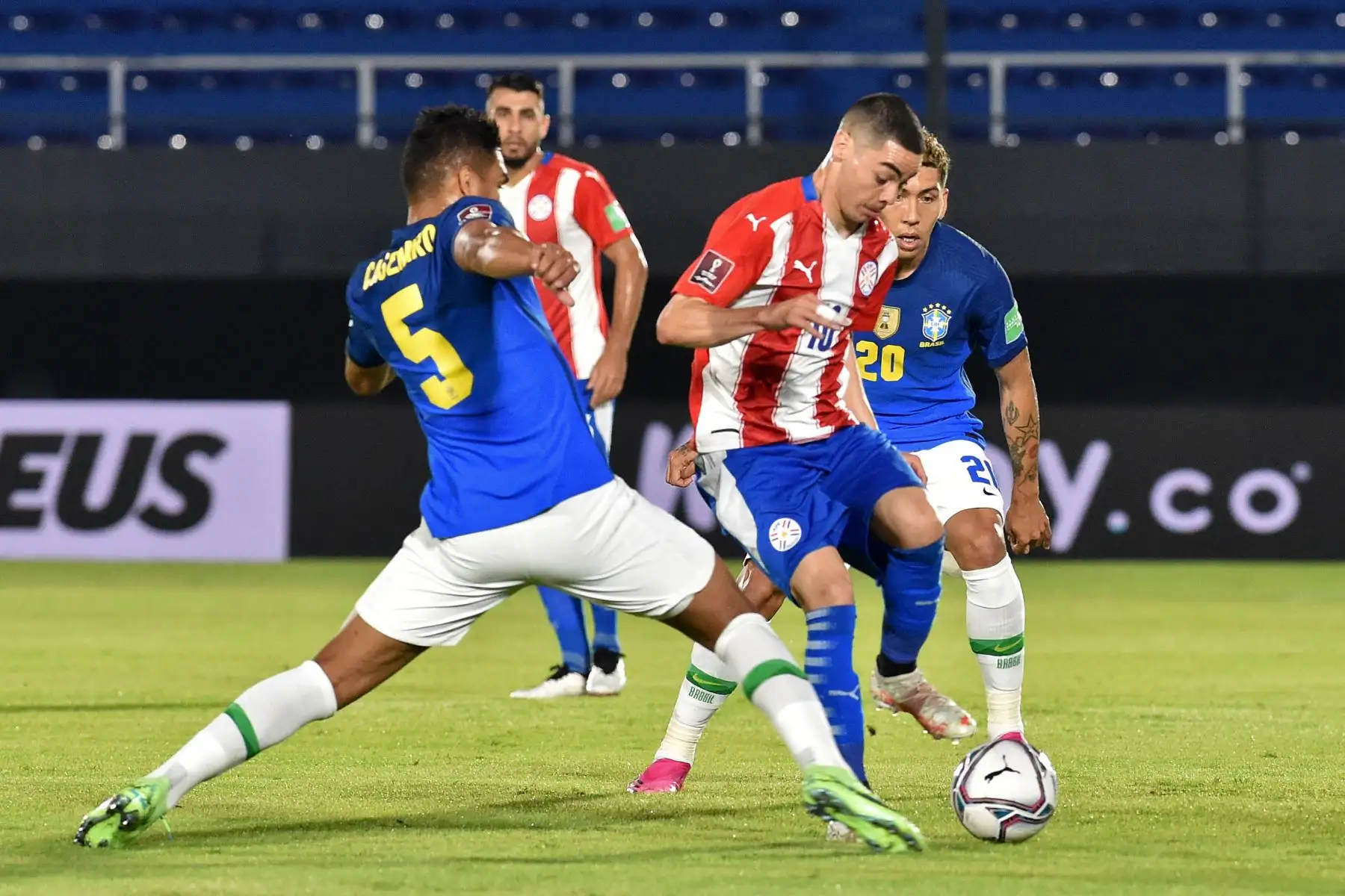 El brasileño Neymar y  el paraguayo Gastón Giménez compiten por el balón durante el partido de clasificación sudamericano para la Copa Mundial de la FIFA Qatar 2022 en el Estadio Defensores del Chaco en Asunción.
Foto: AFP