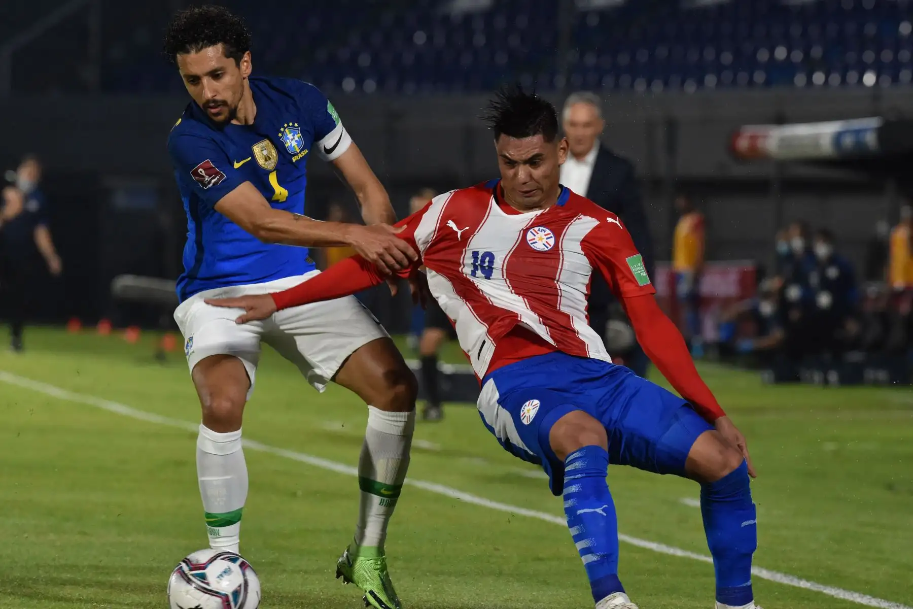 El brasileño Marquinhos  y el paraguayo Santiago Arzamendia compiten por el balón durante el partido clasificatorio sudamericano para la Copa Mundial de la FIFA Qatar 2022 en el Estadio Defensores del Chaco en Asunción.
Foto: AFP