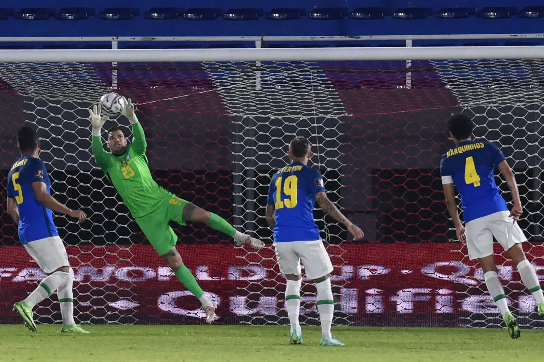 El arquero brasileño Ederson detiene un balón durante el partido de clasificación sudamericano para la Copa Mundial de la FIFA Qatar 2022 entre Paraguay y Brasil en el Estadio Defensores del Chaco en Asunción.
Foto: AFP