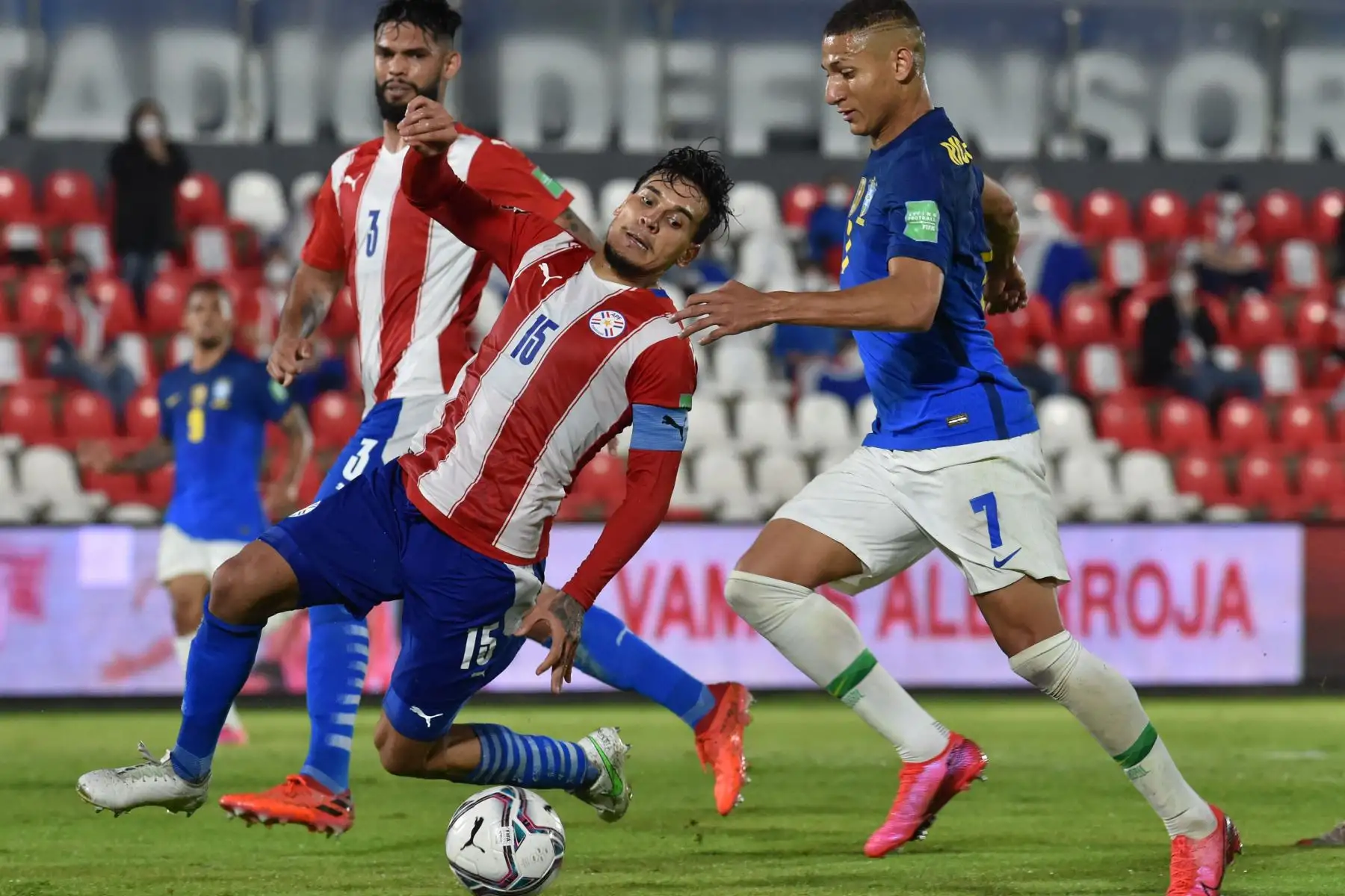 Gustavo Gómez de Paraguay y Richarlison de Brasil compiten por el balón durante su partido de fútbol de clasificación sudamericano para la Copa Mundial de la FIFA Qatar 2022 en el Estadio Defensores del Chaco en Asunción.
Foto: AFP