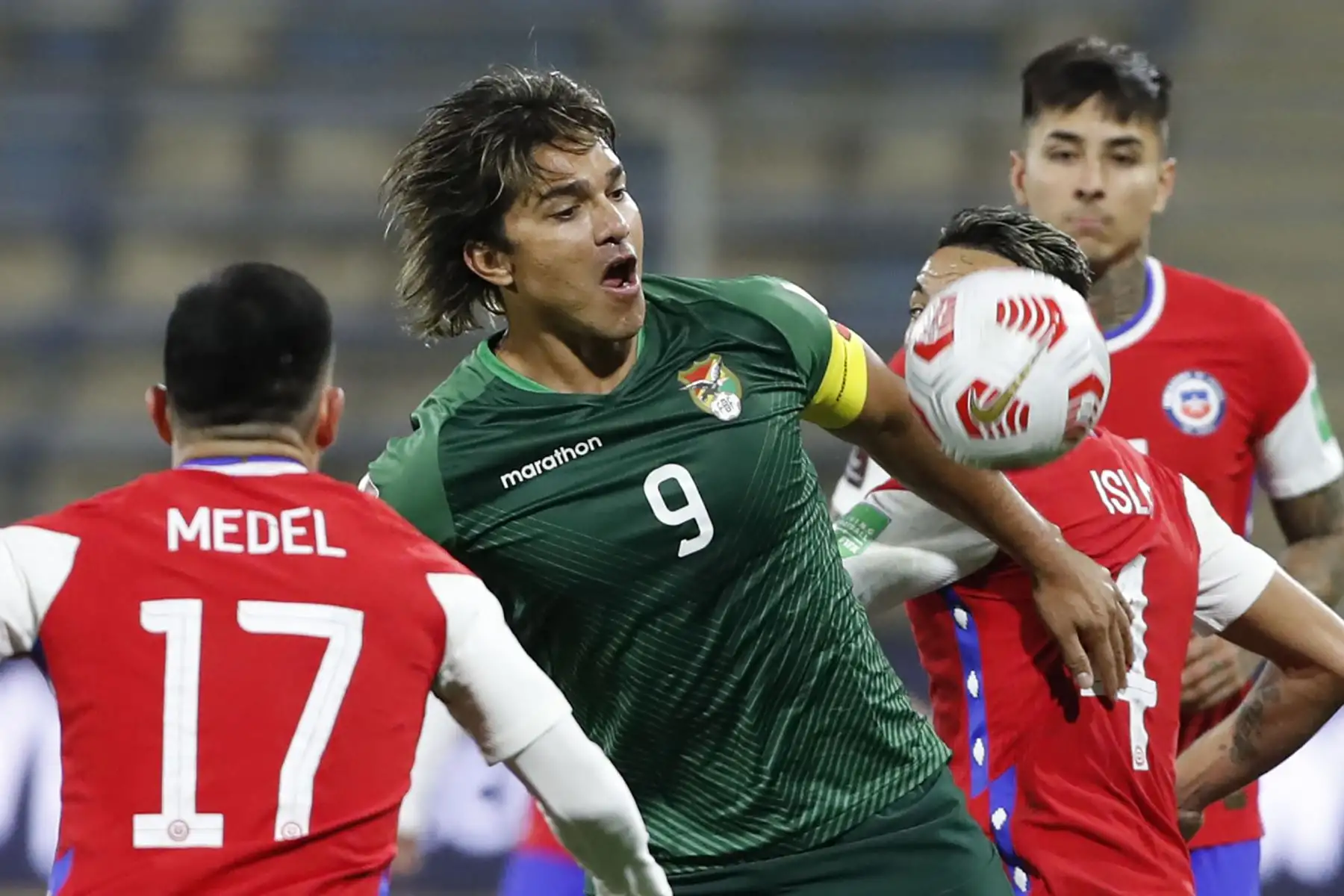 El boliviano Marcelo Martins mira el balón durante el partido clasificatorio sudamericano para la Copa Mundial de la FIFA Qatar 2022 entre Chile y Bolivia en el Estadio Nacional de Santiago.
Foto: AFP