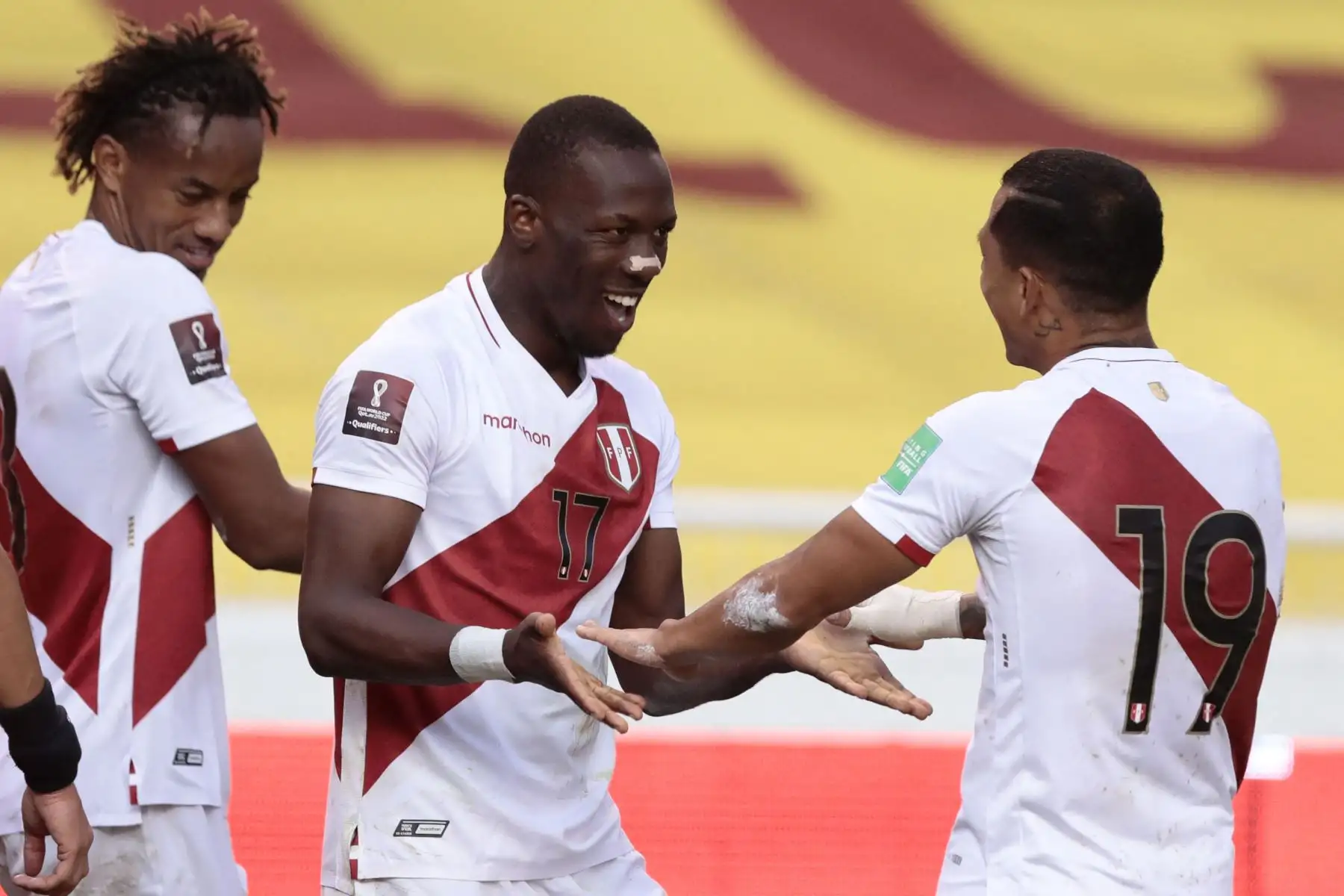 El peruano Luis Advincula celebra con el peruano Yoshimar Yotun después de anotar contra Ecuador durante su partido de fútbol de clasificación sudamericano para la Copa Mundial de la FIFA Qatar 2022 en el Estadio Rodrigo Paz Delgado en Quito.
Foto: AFP