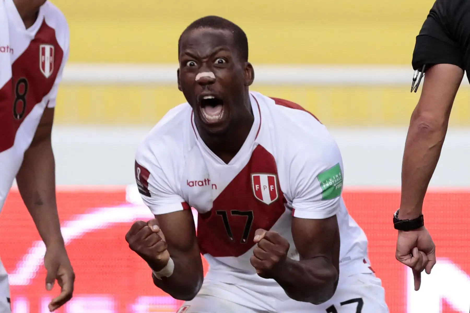 El peruano Luis Advincula celebra con el peruano Yoshimar Yotun después de anotar contra Ecuador durante su partido de fútbol de clasificación sudamericano para la Copa Mundial de la FIFA Qatar 2022 en el Estadio Rodrigo Paz Delgado en Quito.
Foto: AFP