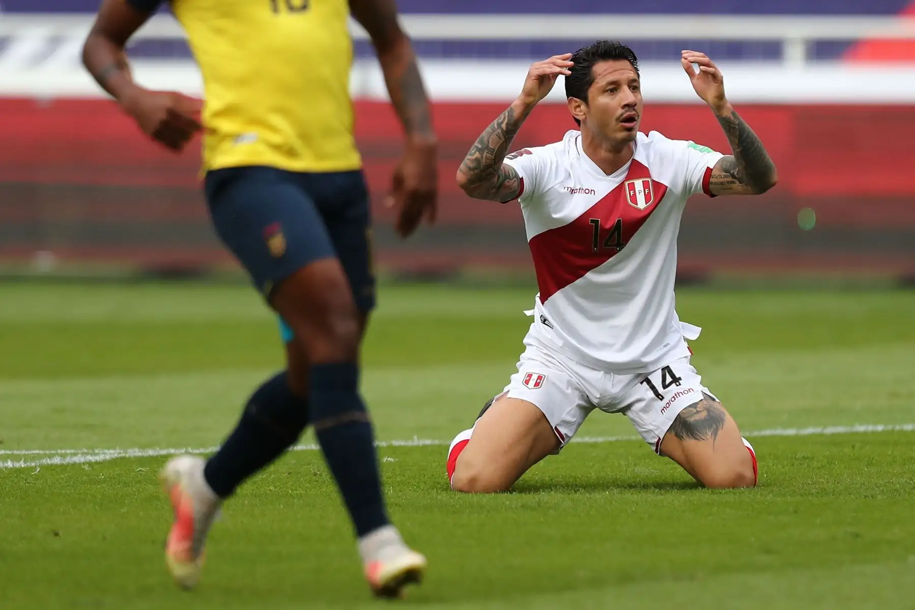 El jugador Gianluca Lapadula de Perú lamenta hoy una jugada contra Ecuador, durante un partido por las eliminatorias sudamericanas al Mundial de Catar 2022, en el estadio Rodrigo Paz Delgado en Quito.
Foto: EFE