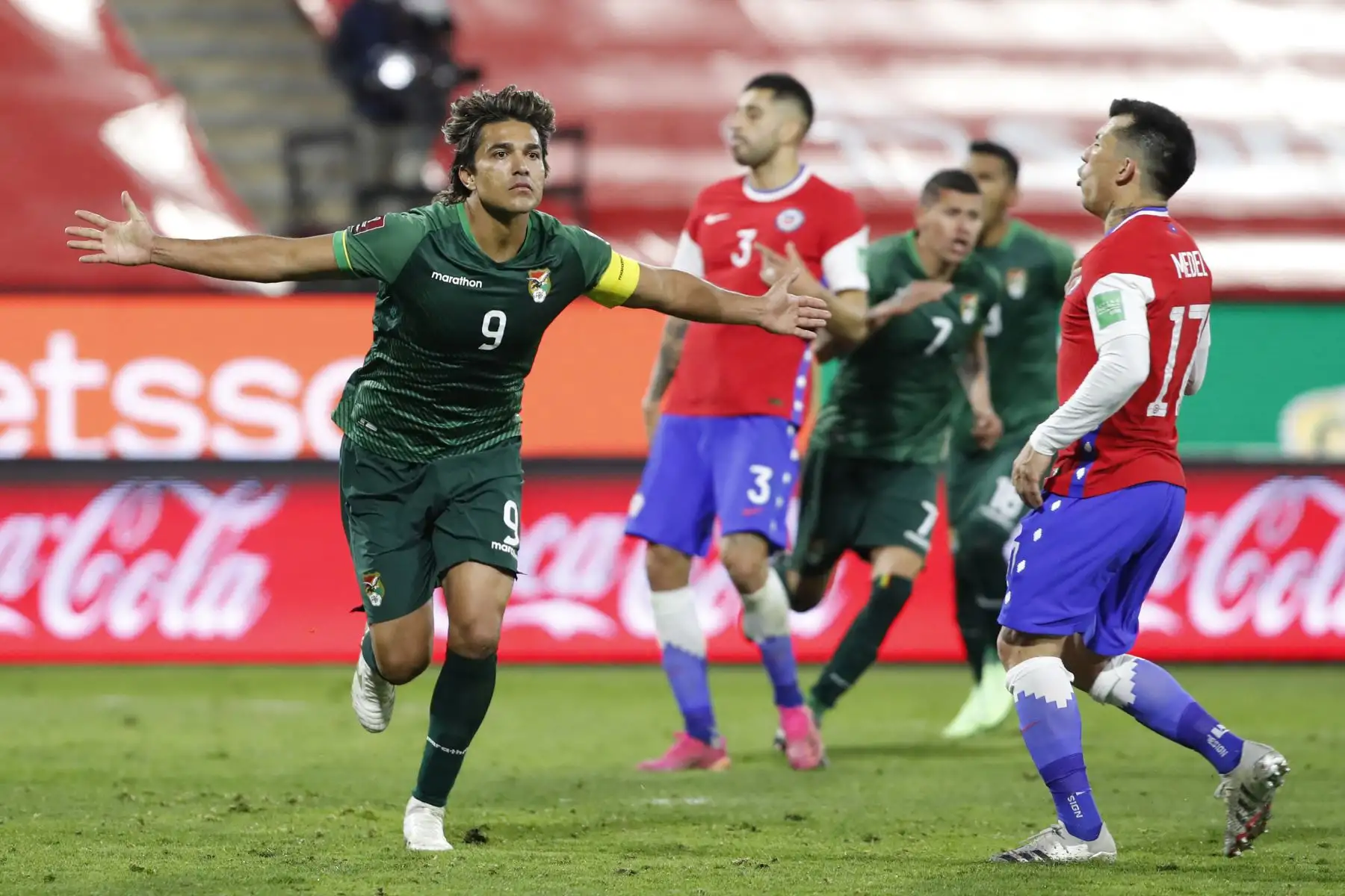 Bolivia, luego de su victoria frente a Venezuela, logra un valioso empate en Santiago, al empatar con Chile por 1 a 1. Foto: AFP