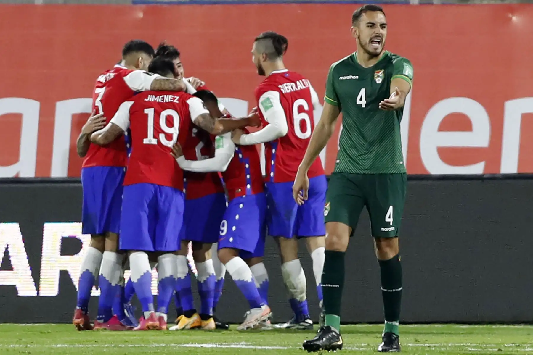 Los jugadores de Chile celebran después de anotar contra Bolivia durante su partido de fútbol de clasificación sudamericano para la Copa Mundial de la FIFA Qatar 2022 en el Estadio Nacional de Santiago .
Foto: AFP