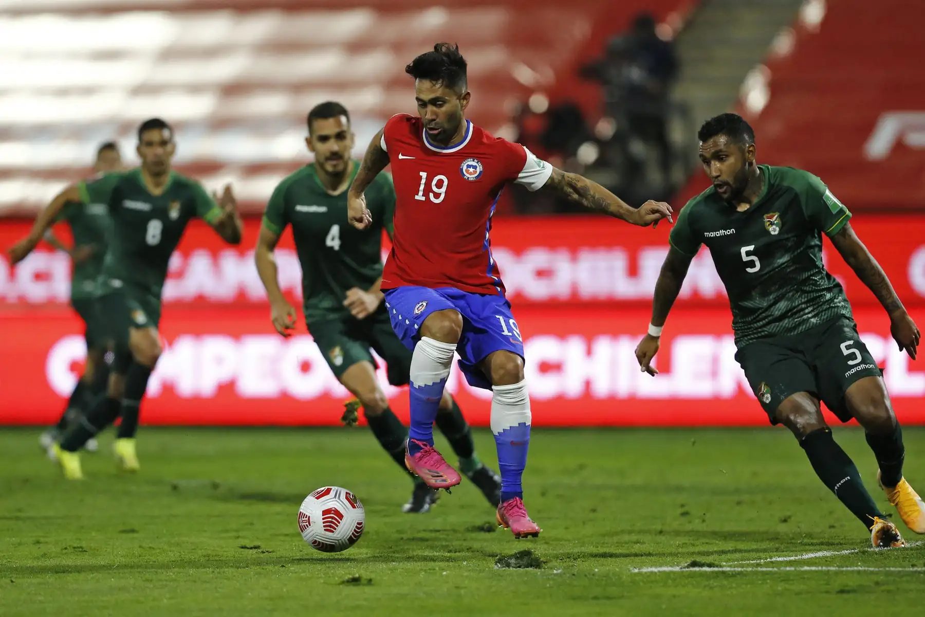 El chileno Luis Jiménez controla el balón junto al boliviano Luis Barboza durante su partido clasificatorio sudamericano para la Copa Mundial de la FIFA Catar 2022 en el Estadio Nacional de Santiago.
Foto: AFP