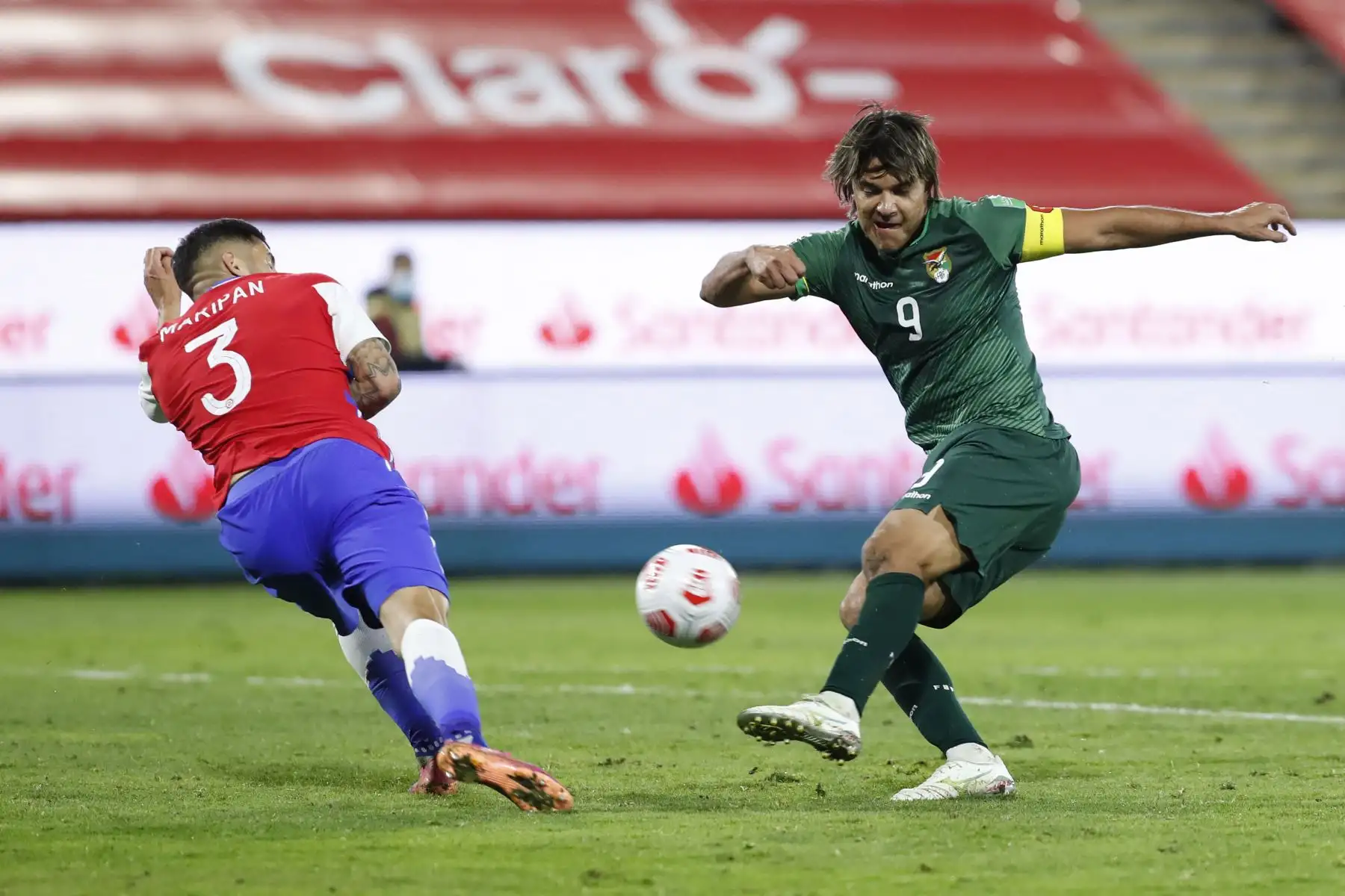 El chileno Guillermo Maripan  y el boliviano Marcelo Martins compiten por el balón durante el partido de clasificación sudamericano para la Copa Mundial de la FIFA Qatar 2022 en el Estadio Nacional de Santiago.
Foto: AFP