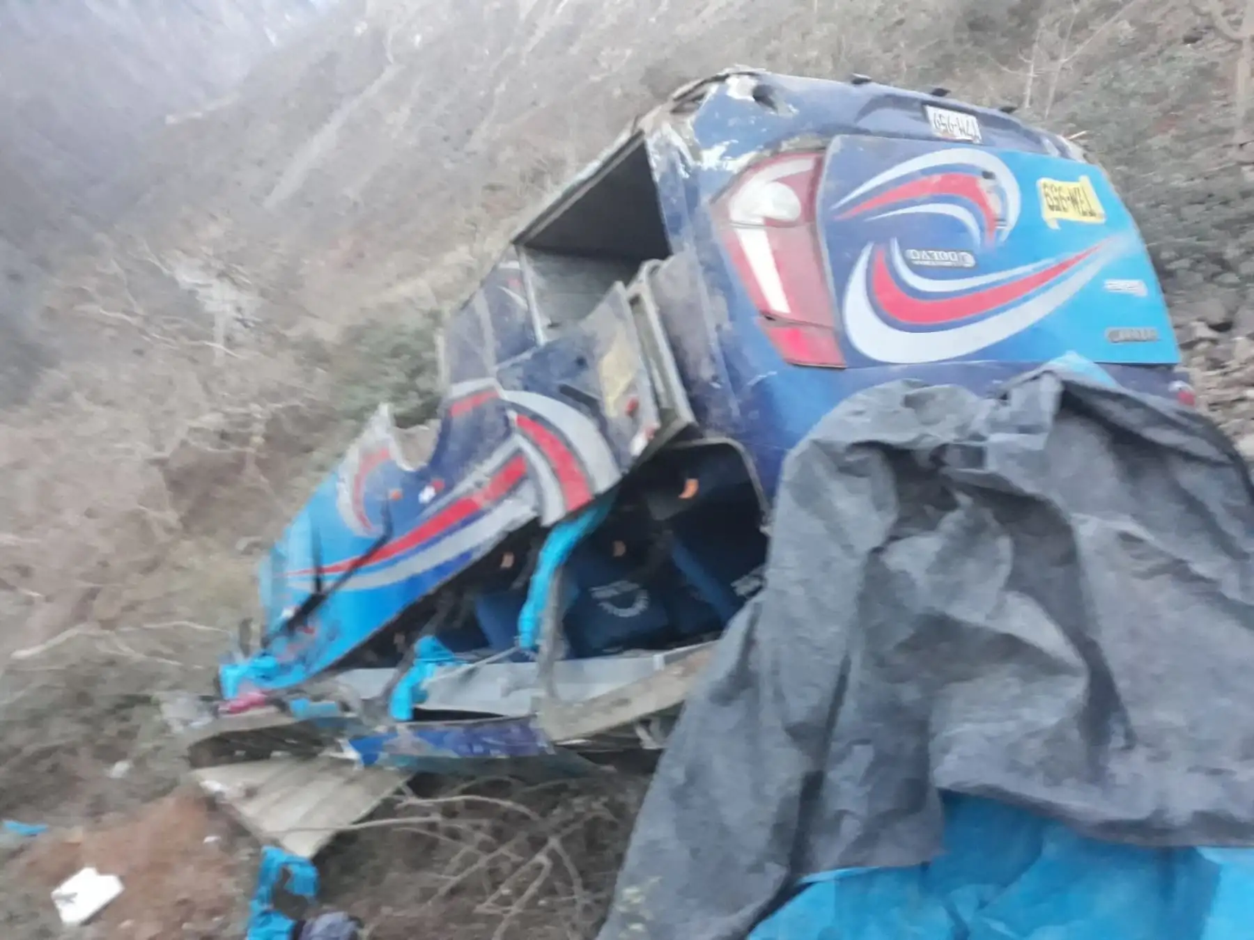 Al menos 12 personas murieron luego que un bus interprovincial sufriera un despiste y cayera a un abismo en la provincia de Pataz, en La Libertad. Foto: Cortesía Milton Zavaleta, radio Doble Zeta